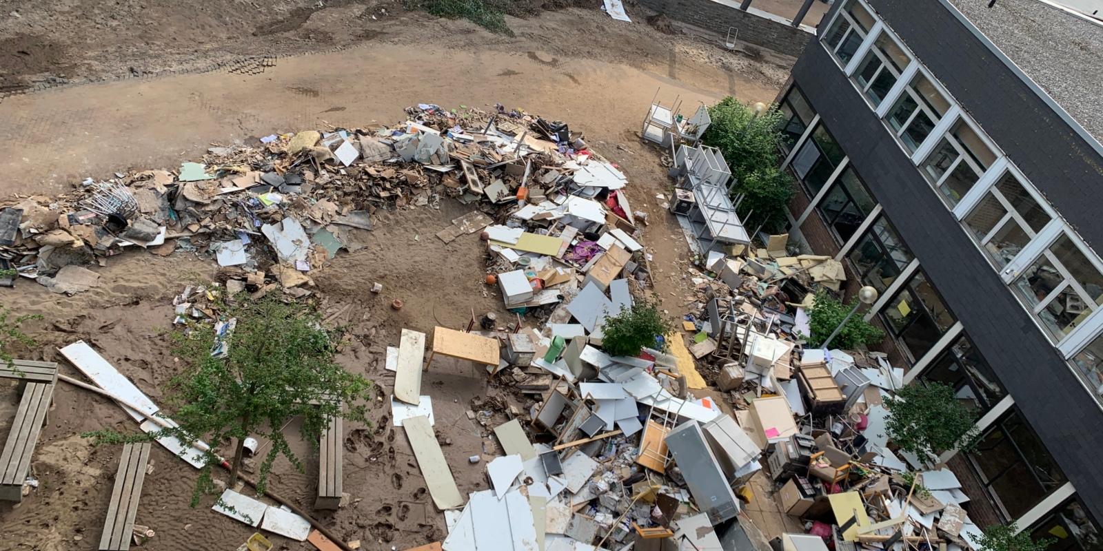 Enorme Schäden hat die Flut im Juli 2021 angerichtet. Das Foto zeigt Aufräumarbeiten im August 2021. St. Angela: Aufräumen nach der Flut: Das Mobiliar, Türen, Zwischenwände, ... werden auf den Schulhof gebracht, teilweise Böden entfernt. Auch in den weiteren Tagen kommen immer wieder Mitglieder der engeren und weiteren Schulgemeinschaft, um zu helfen.
