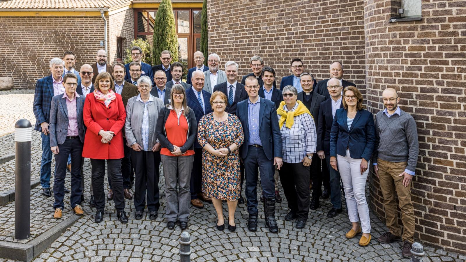 Mitglieder des neu gewählten Kirchensteuer- und Wirtschaftrates (KiWi) am Rande der konstituierenden Sitzung im Maternushaus Köln am 26.03.2022