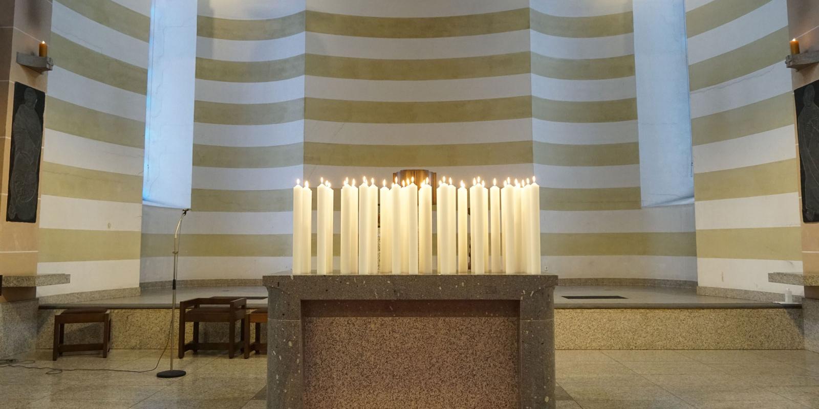 Kerzen auf dem Altar zum Gedenken