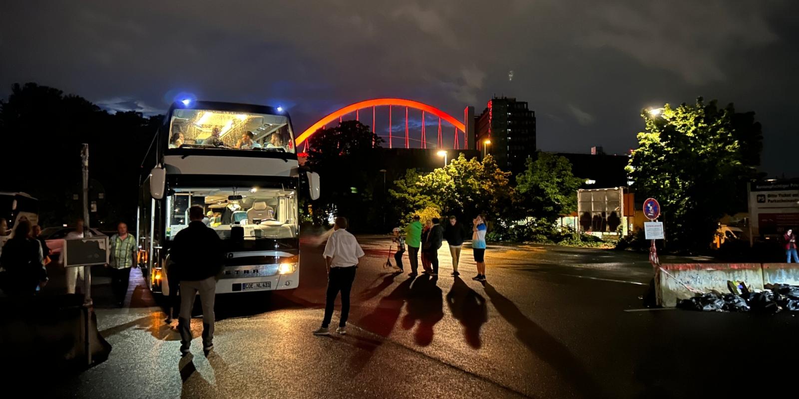 Abfahrt der Reisebusse in Köln-Deutz