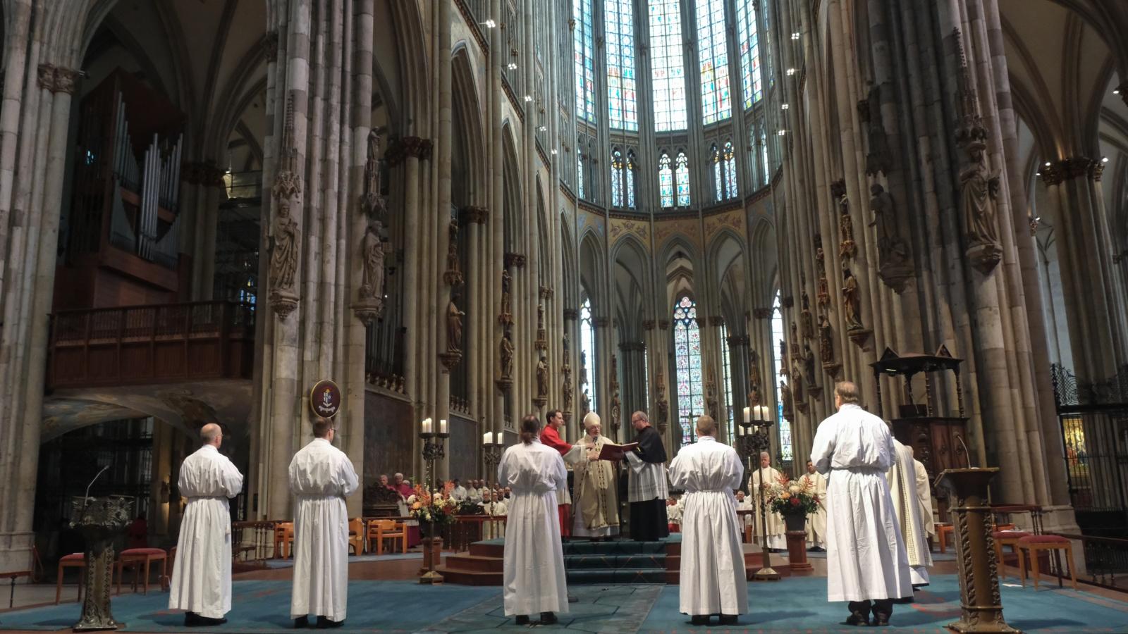 Weihe Ständiger Diakone durch Weihbischof Rolf Steinhäuser im Kölner Dom