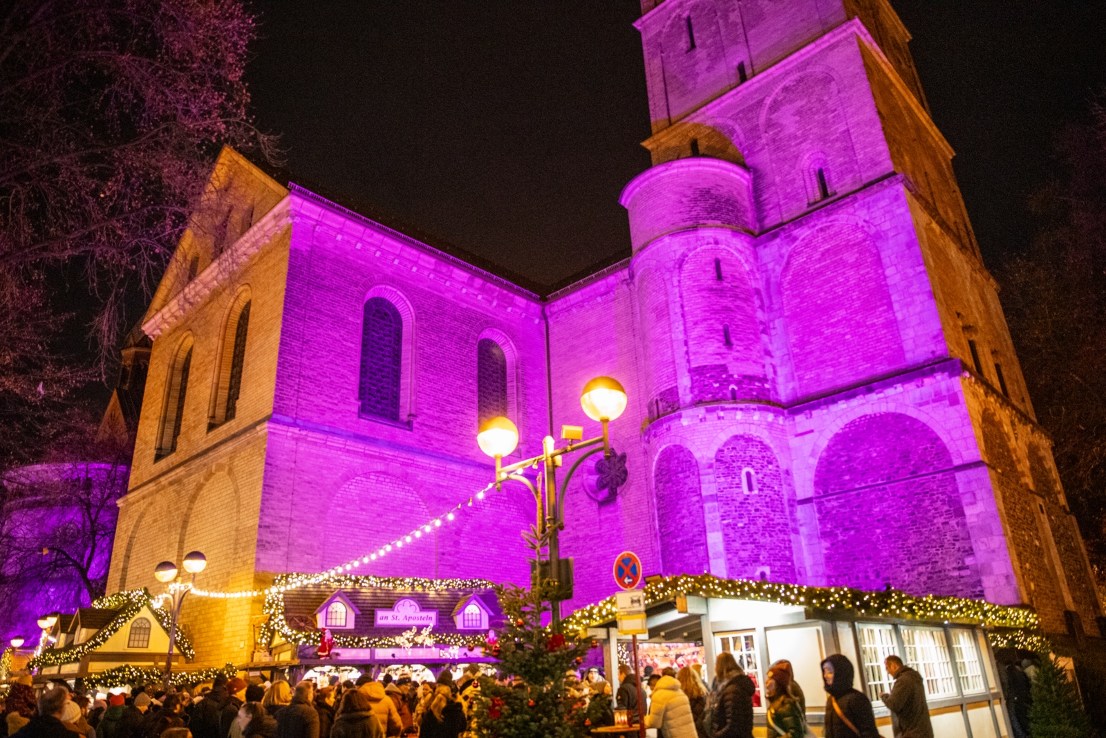 Im Anschluss an den Gottesdienst versammelten sich die Menschen auf dem kleinen Weihnachtsmarkt vor St. Aposteln.