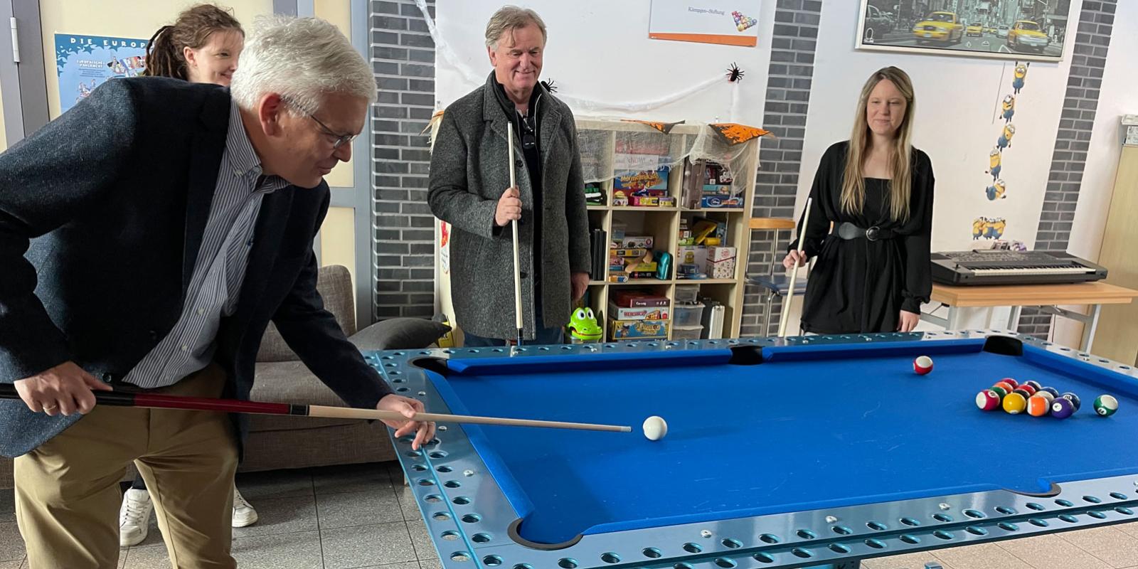 Der neue Billiardtisch wurde direkt ausprobiert. (v.l.: Prof. Dr. Hans Josef Deutsch, Heike Platte, Manfred Roggendorf, Katharina Ritter)