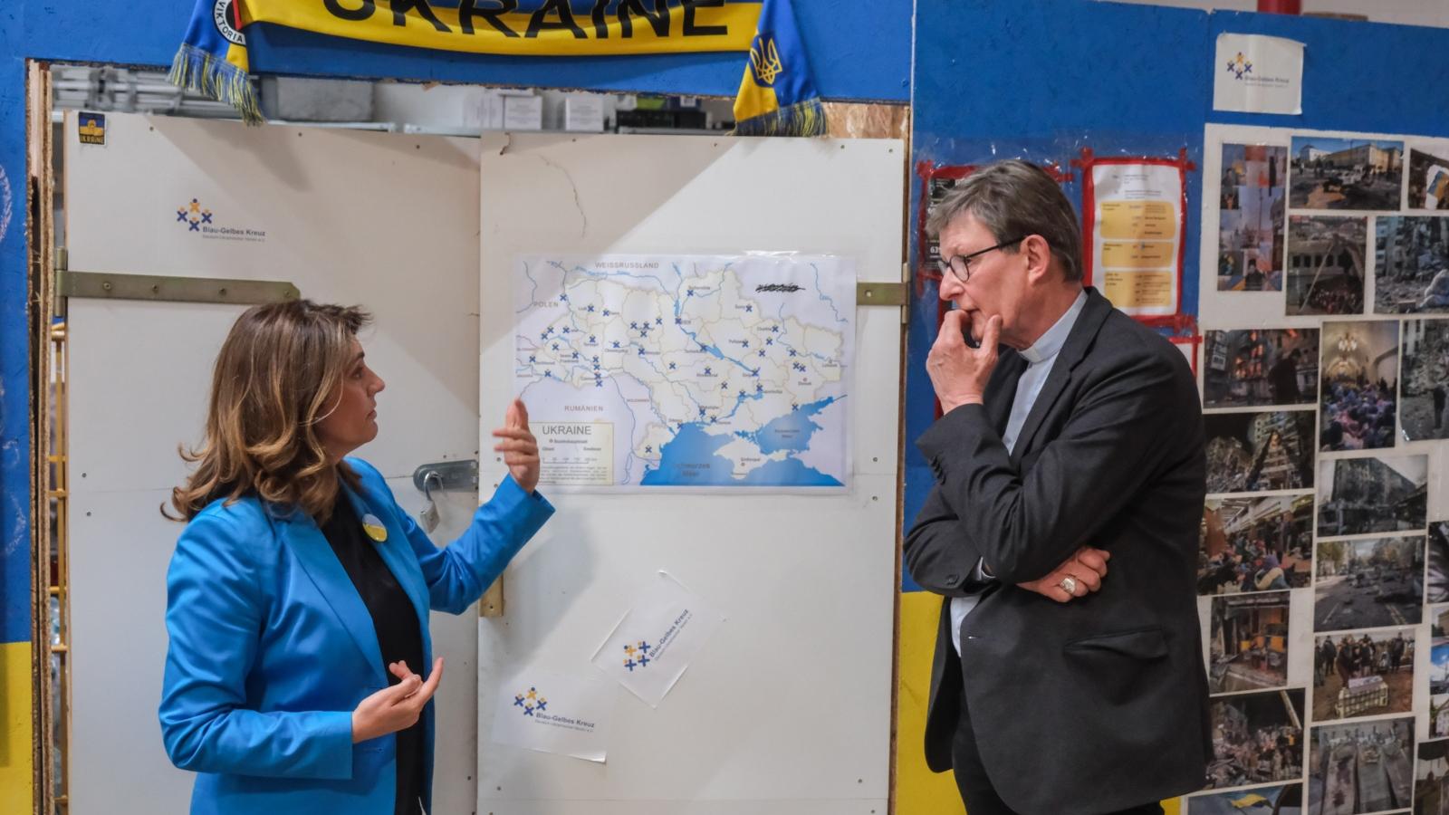 Kardinal Woelki beim Besuch des Blau-Gelben Kreuzes im Mai 2024 (Archivbild)