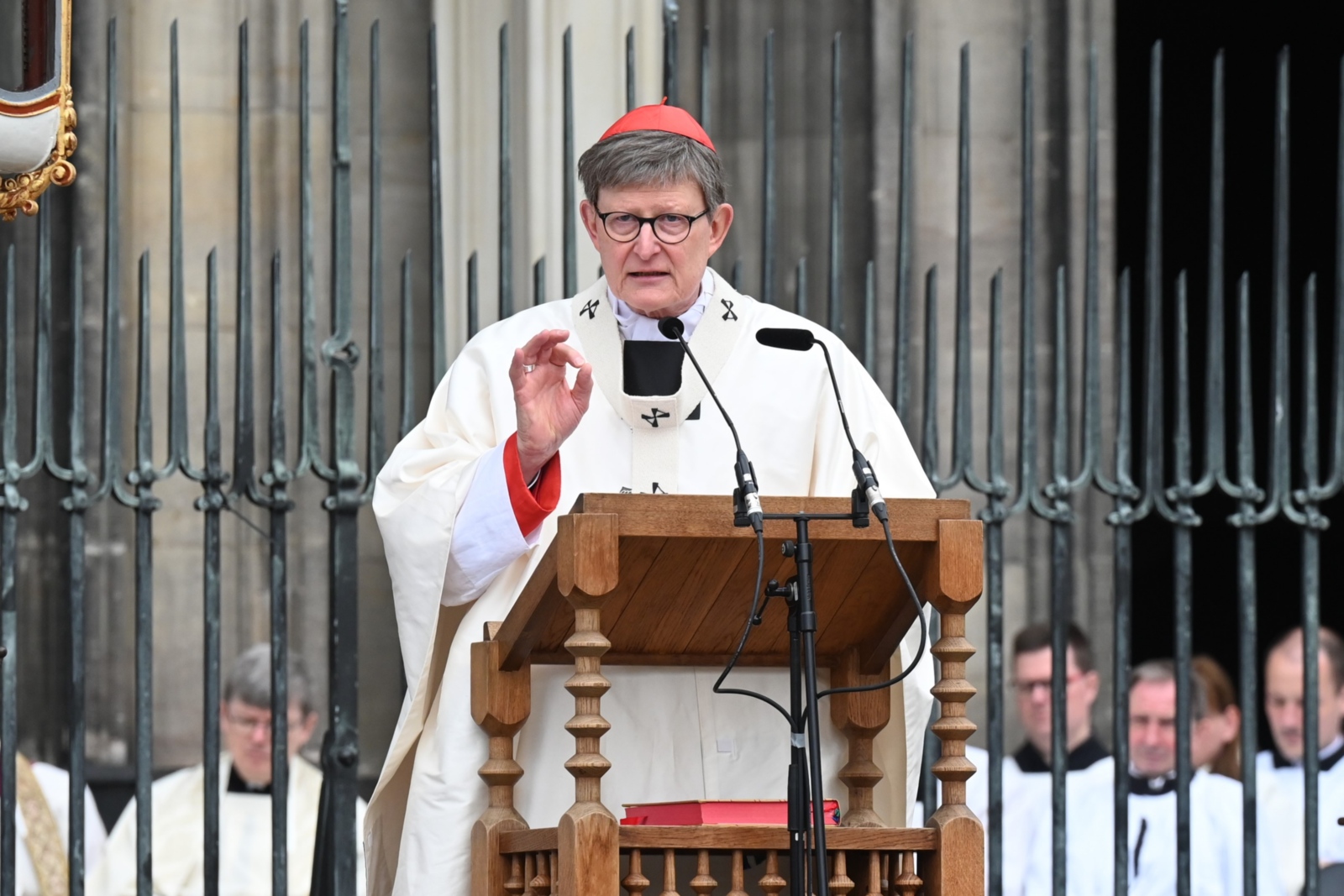Mit tausenden Gläubigen feierte Kardinal Woelki das Pontifikalamt zu Fronleichnam auf dem Roncalliplatz vor dem Kölner Dom. Anschließend zog eine Prozession durch die Kölner Innenstadt.