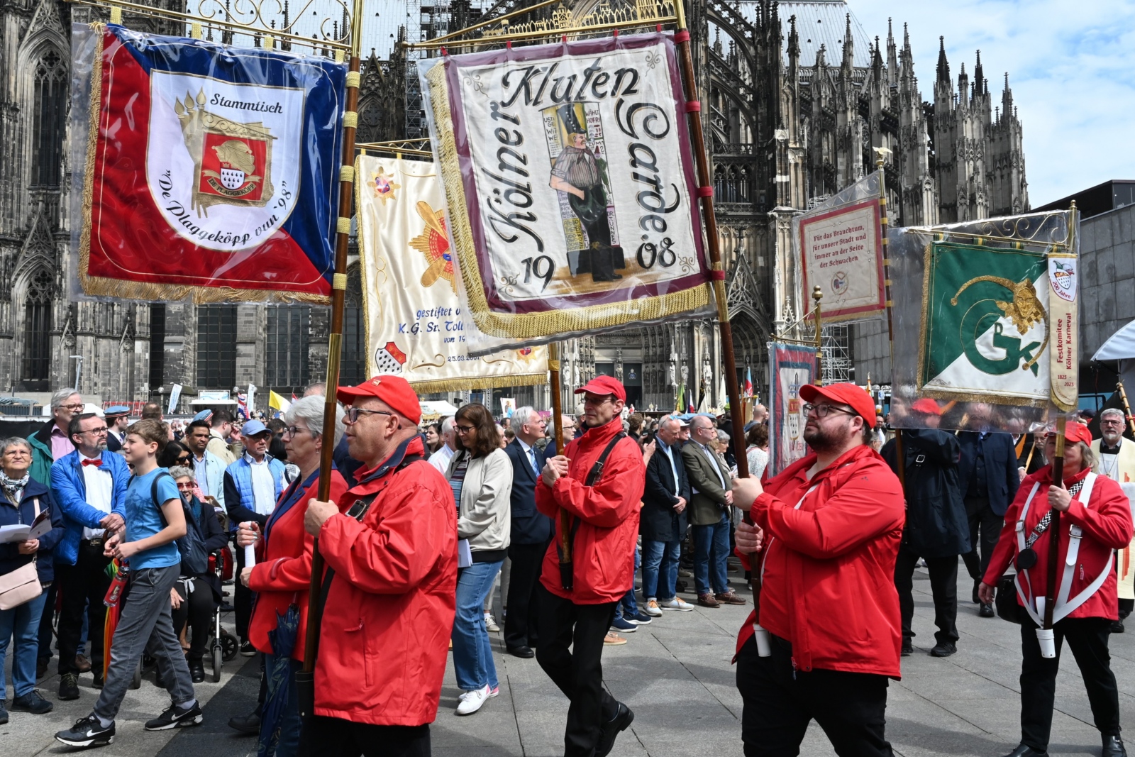 Mit tausenden Gläubigen feierte Kardinal Woelki das Pontifikalamt zu Fronleichnam auf dem Roncalliplatz vor dem Kölner Dom. Anschließend zog eine Prozession durch die Kölner Innenstadt.