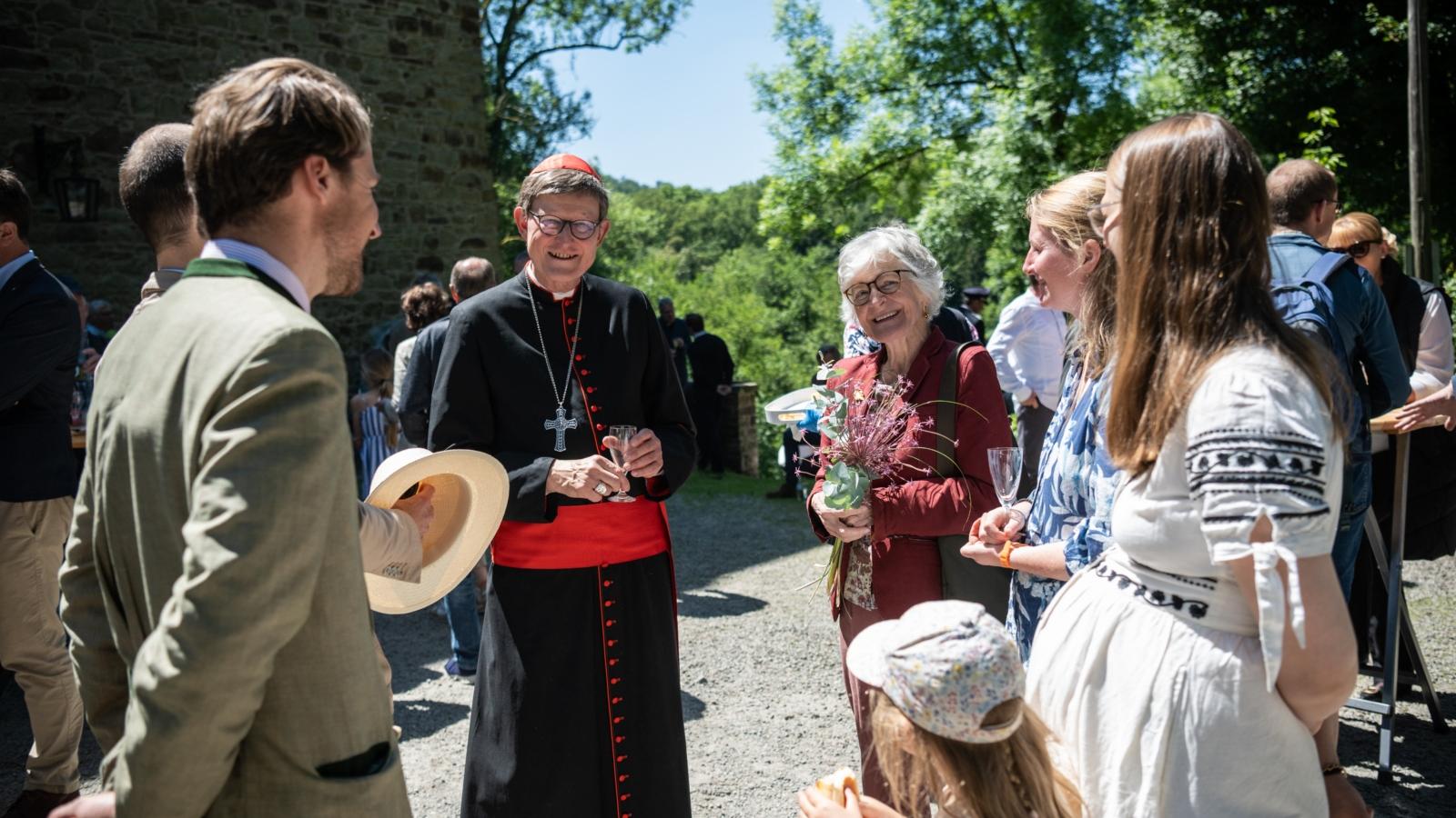 Kardinal Woelki im Gespräch mit Gemeindemitgliedern