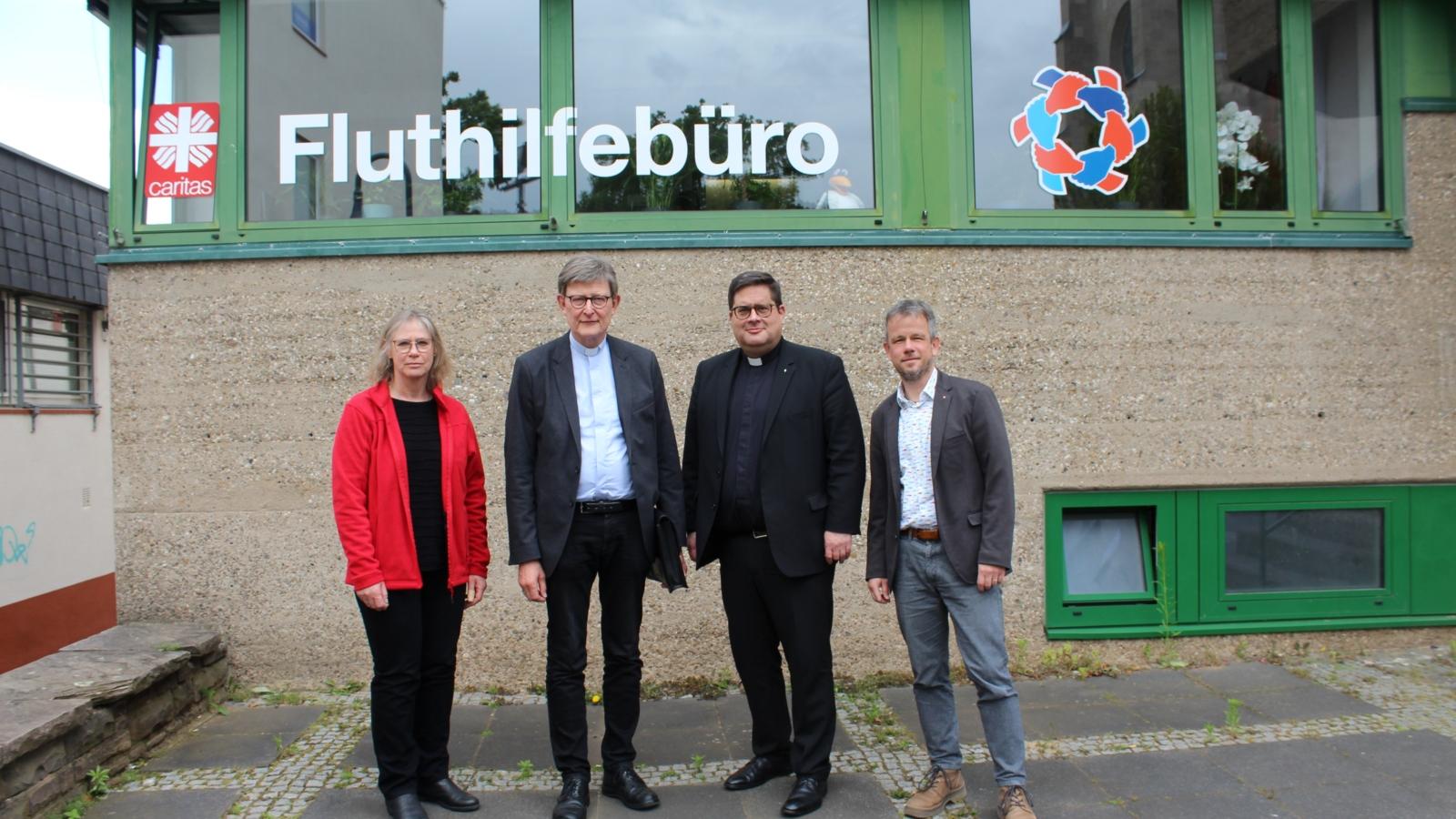 Kardinal Woelki besucht Fluthilfebüro in Euskirchen (v.l.n.r. : -	Maria Surges-Brilon, Rainer Maria Kardinal Woelki, Pfarrer Tobias Hopmann, Martin Jost)