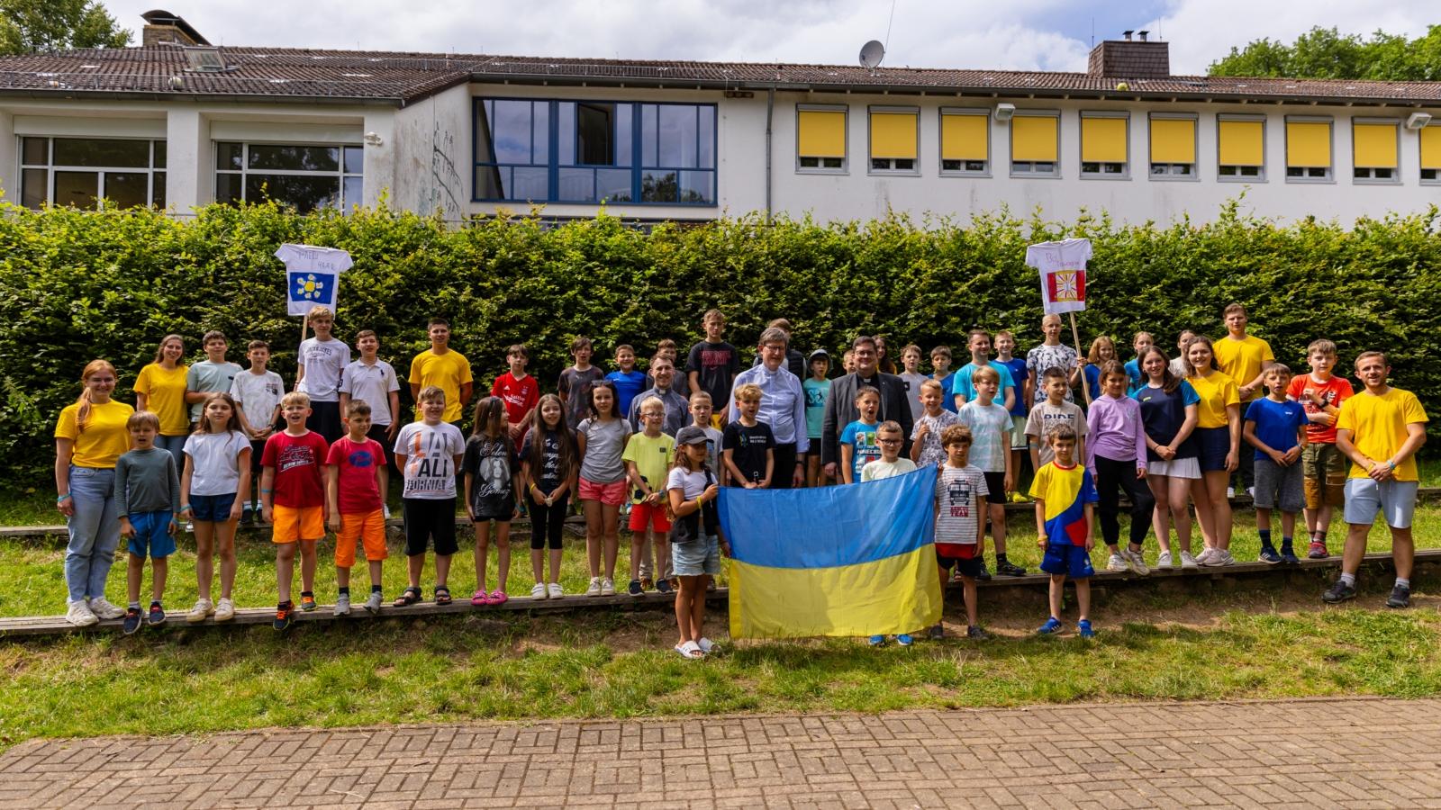 Kardinal Woelki besucht Ferienfreizeit für ukrainische Kinder an der Steinbachtalsperre