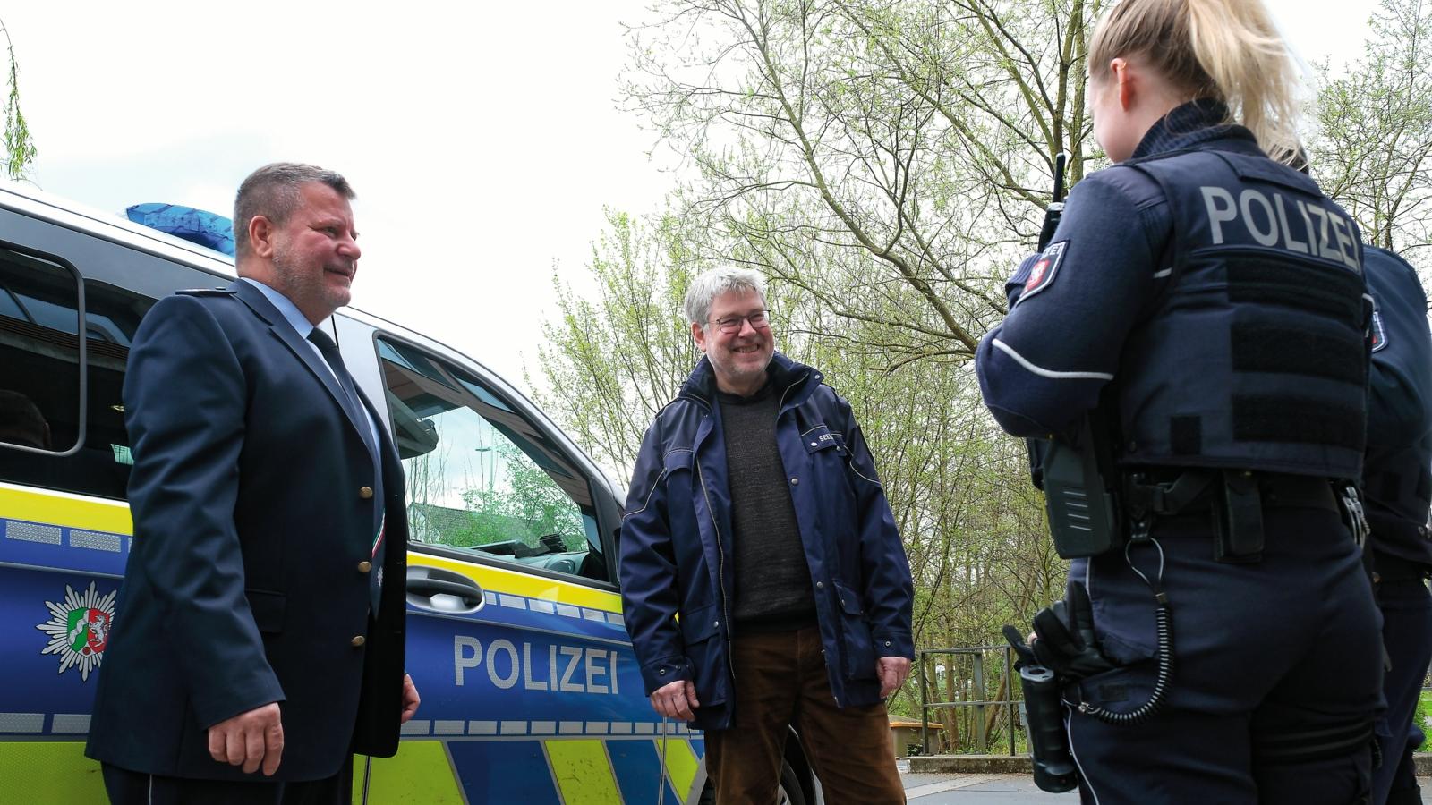 „Für die Menschen da sein“, das heißt für Nobert Schmitz (2. v.l.) auch, die Polizistinnen und  Polizisten bei Einsätzen zu begleiten.