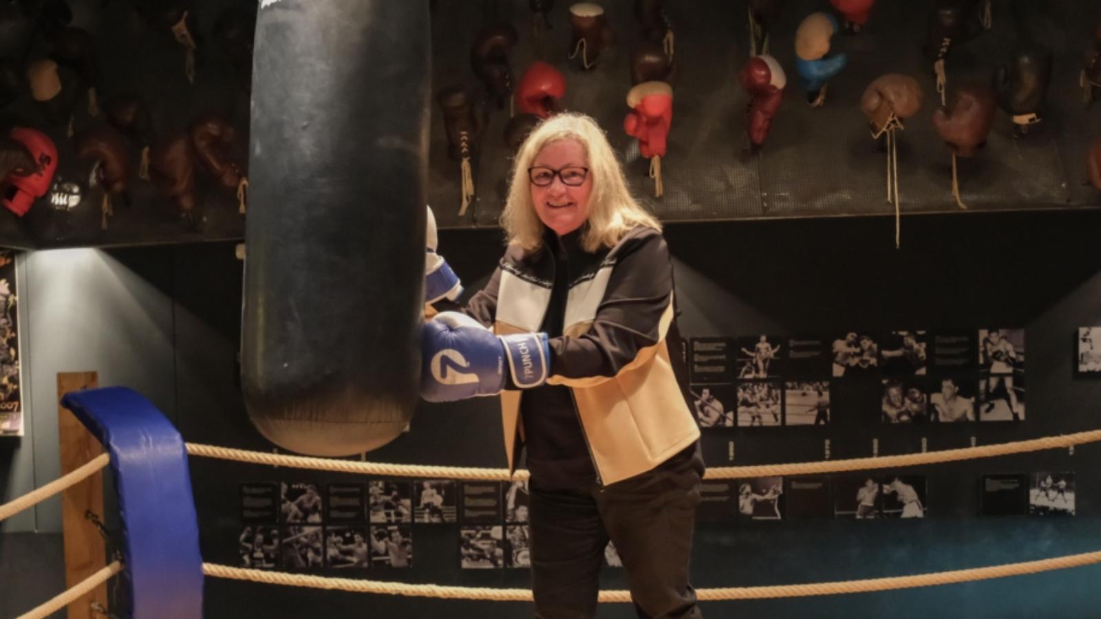 Für den Fotografen stieg Seelsorgerin Elisabeth Keilmann im Kölner Sport- und Olympiamuseum in den Boxring.