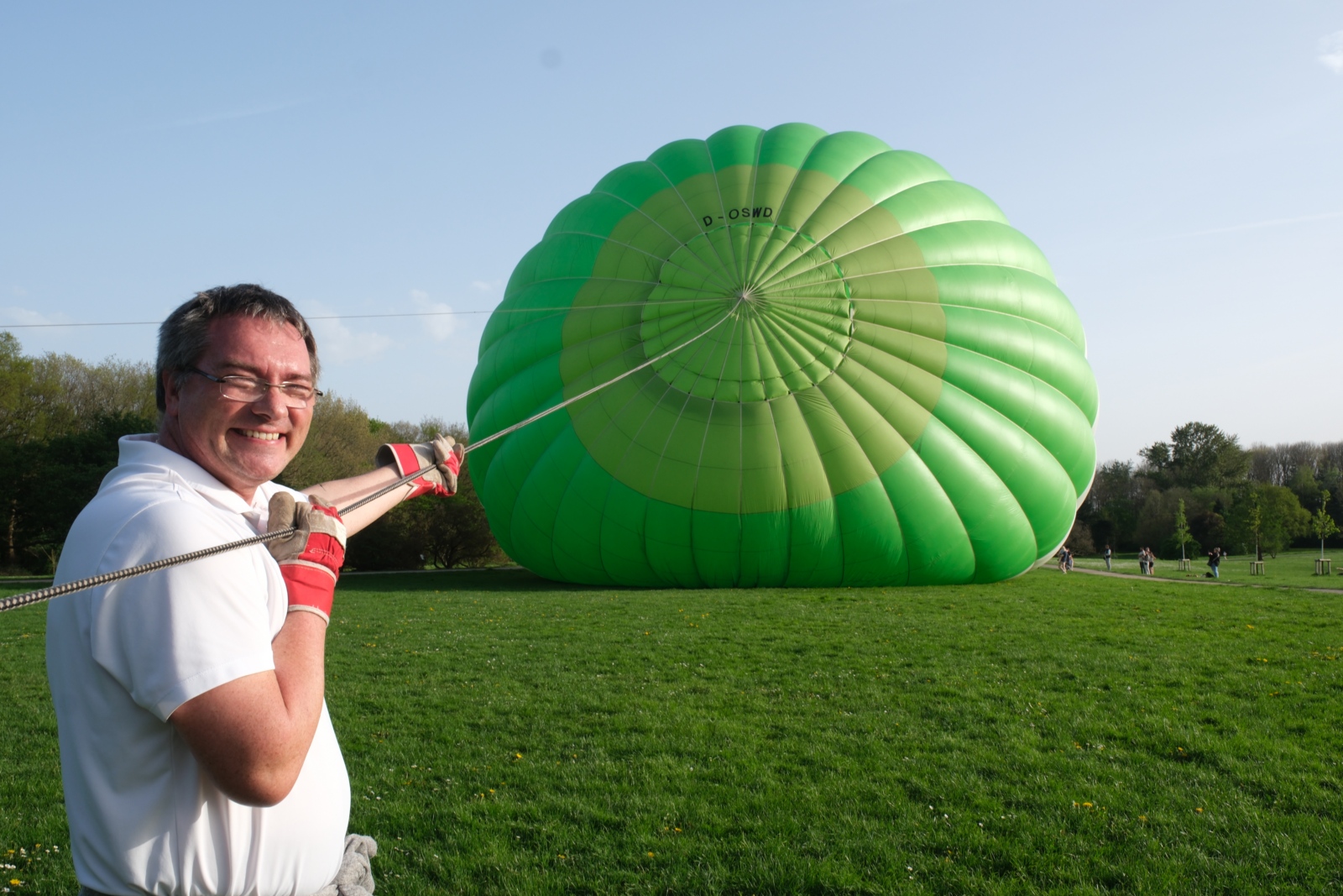 Noch macht es Spaß. Kurz danach zieht der Ballon schon heftig am Seil, und mir vergeht das Lachen.