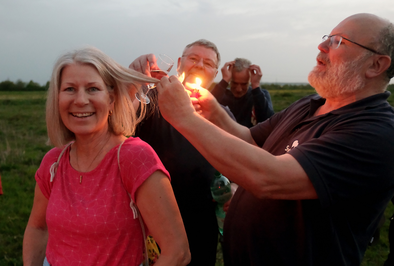 Schreckmoment für Monika Winkler, aber das kurze Anflämmen der Haare durch Pilot Joachim Häuser und das sofortige Löschen „des Brandes“ gehören zur Taufe dazu.