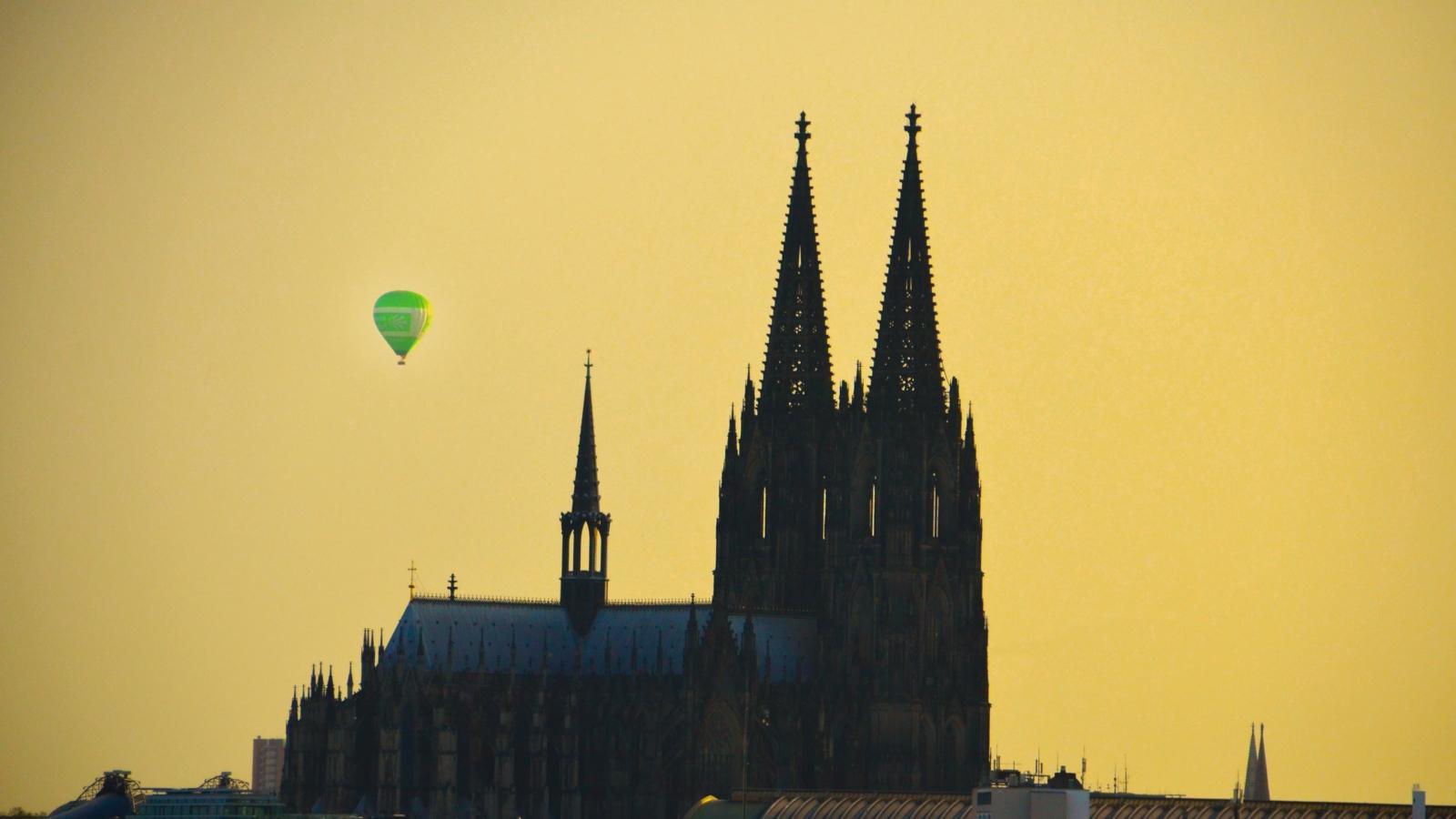 Idylle pur: „unser“ Ballon hinter dem Dom in der Abendsonne.