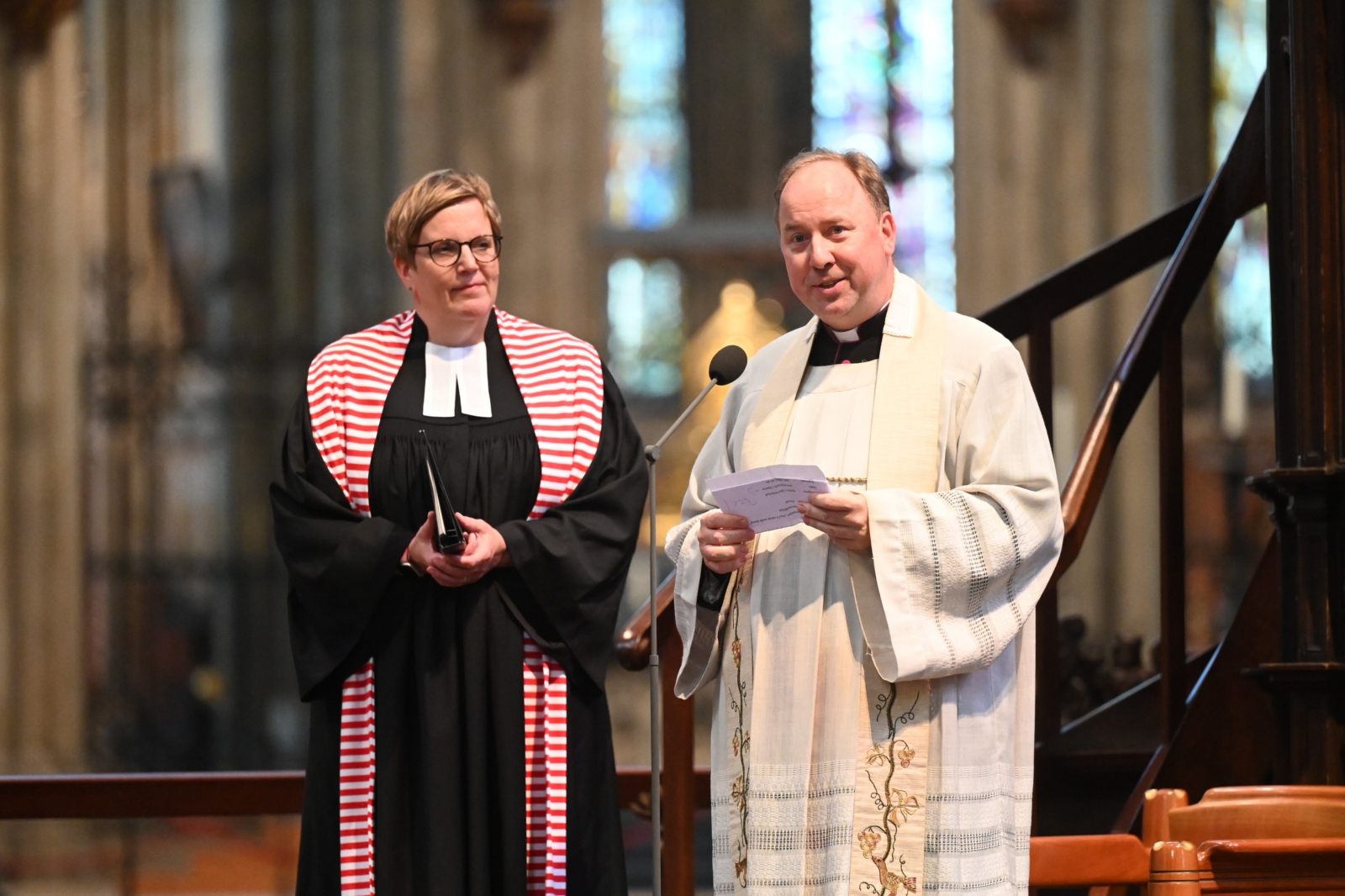 Pfarrerin Kerstin Herrenbrück und Domdechant Msgr. Robert Kleine feiern den ökumenischen Gottesdienst gemeinsam.