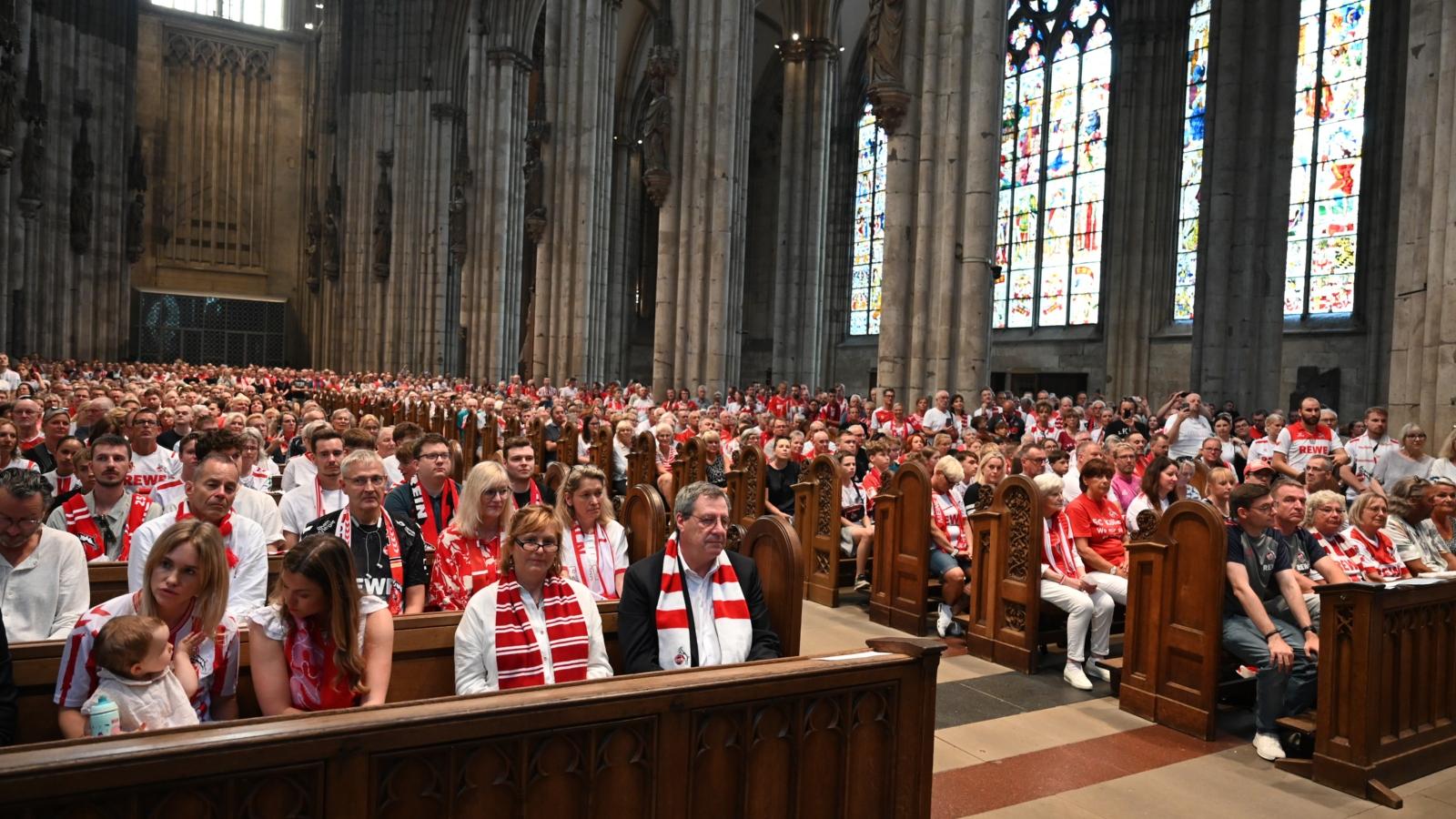 Soweit das Auge reicht: Den ganzen Dom füllen FC-Fans von Nah und Fern.