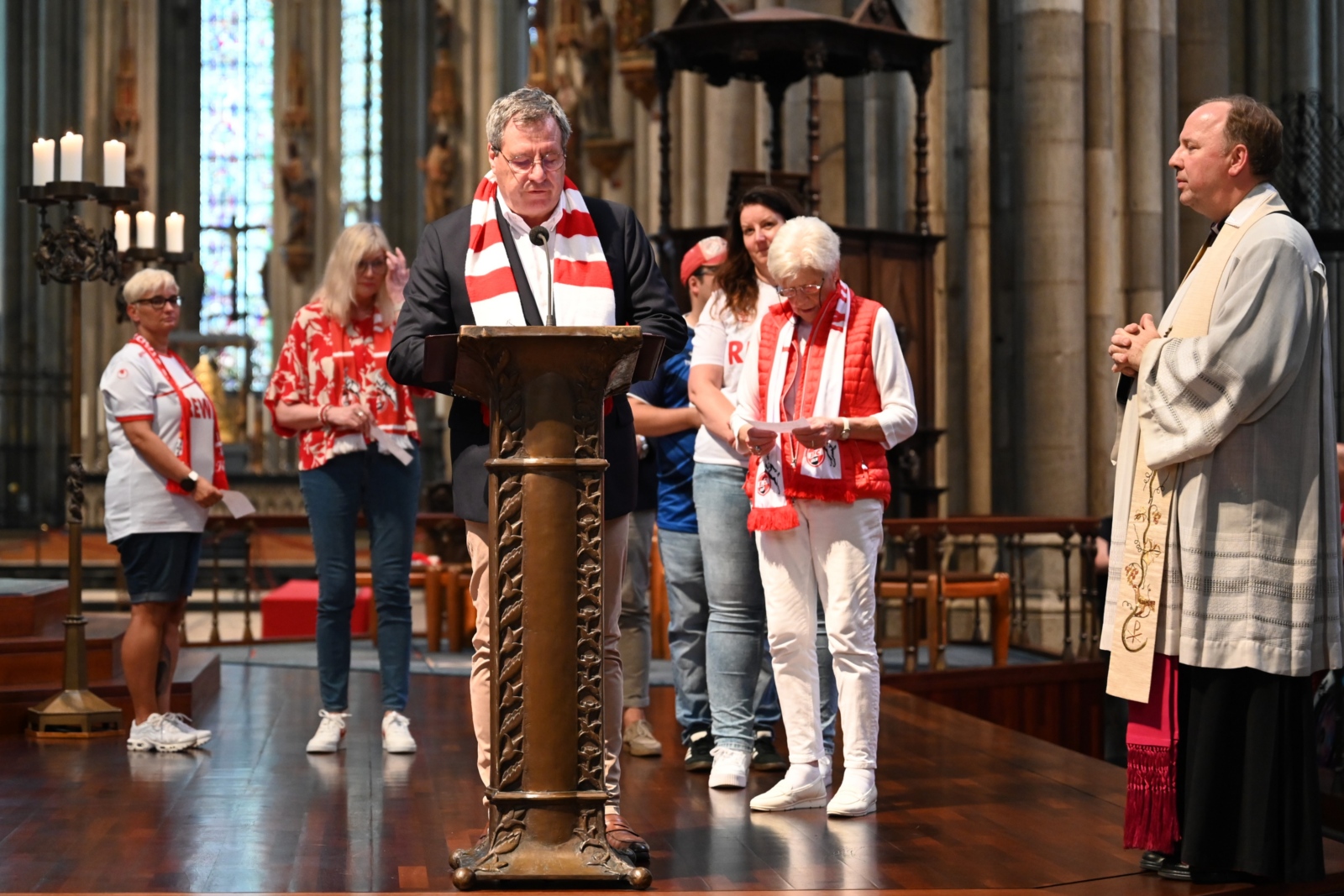 Der Präsident des 1. FC Köln, Werner Wolf, trägt eine Fürbitte vor.