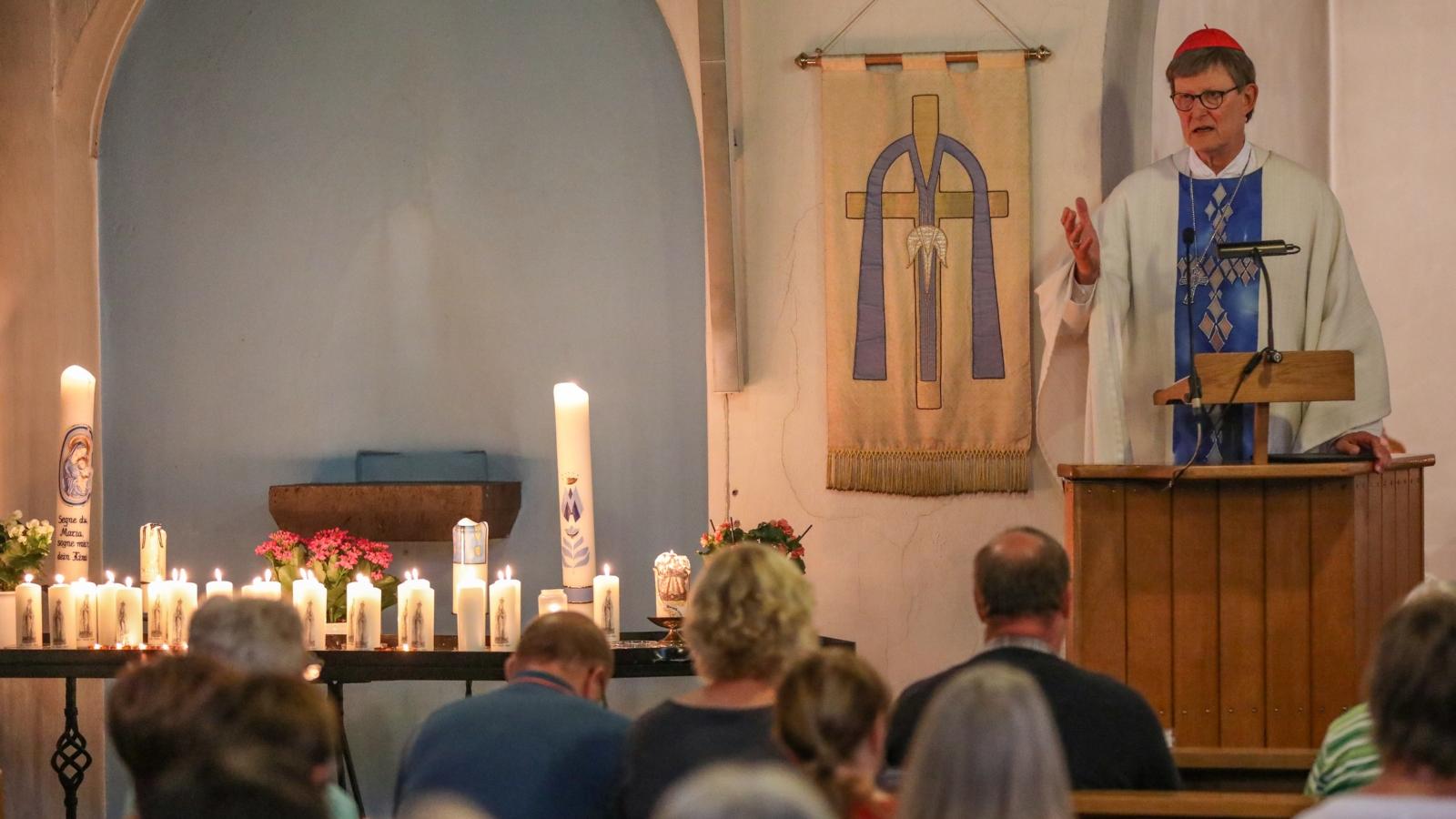 Kardinal Woelki in der Herz-Mariä-Kirche in Morsbach-Alzen