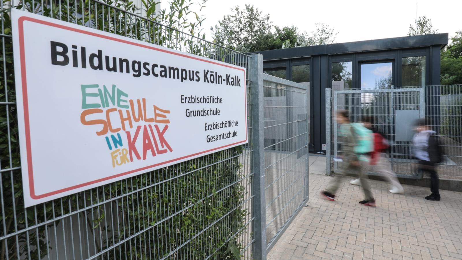 Der Eingang zu Grund- und Gesamtschule am Interimsstandort an der Neuerburgstraße in Köln-Kalk.