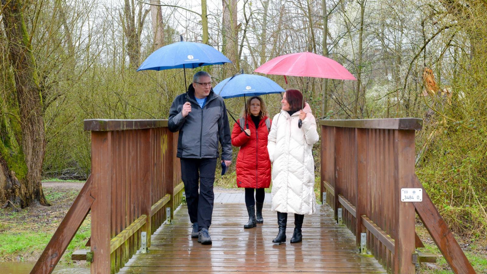 Manchen fällt es bei einem Spaziergang leichter, Themen wie Trauer und Verlust anzusprechen.