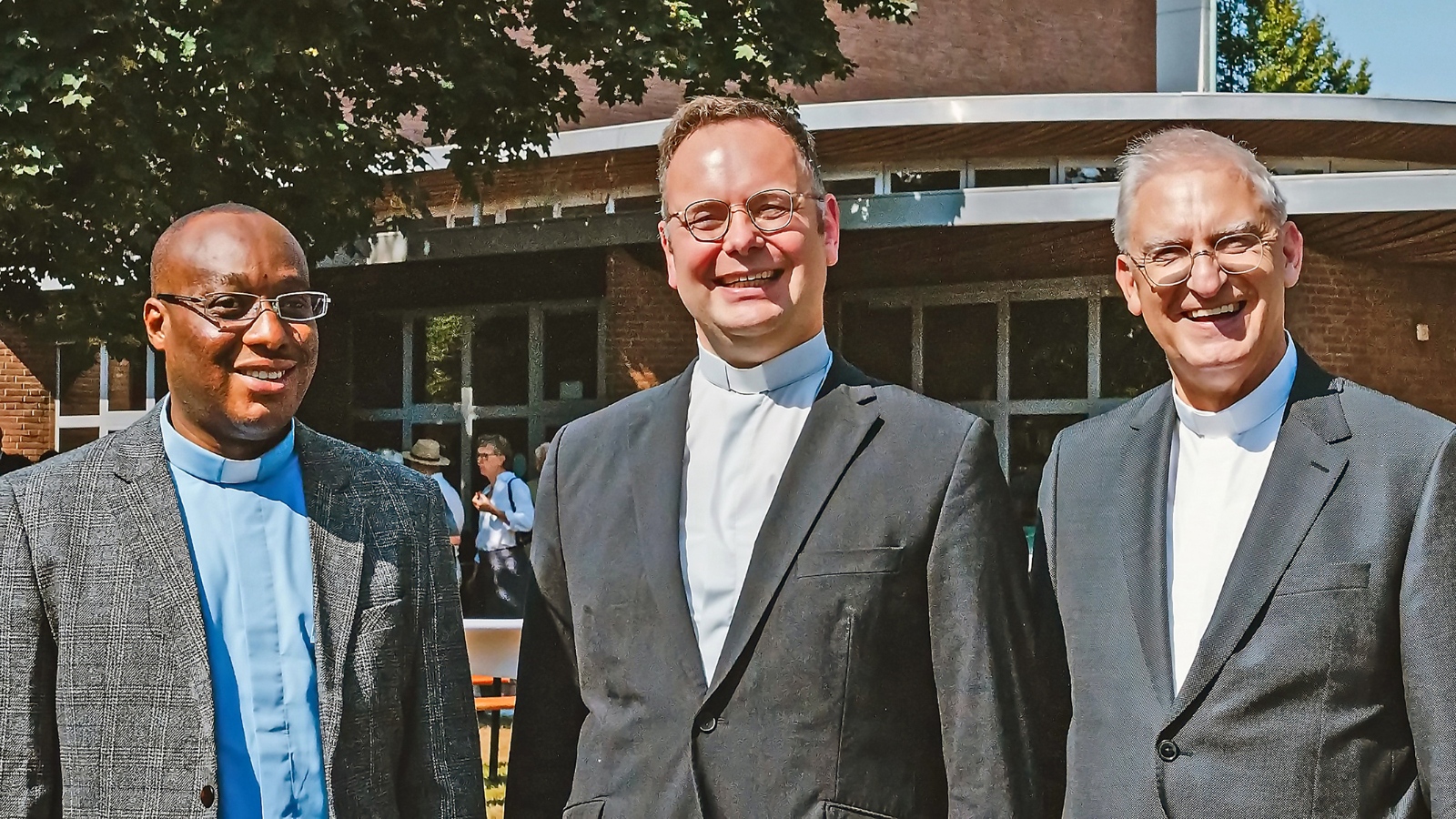 Oliver Dregger (Mitte), Leitender Pfarrer für die „Pastorale Einheit im Düsseldorfer Norden“, mit Stadtdechant Frank Heidkamp (rechts) und dem neuen Kaplan Pater Vincent Chukwuezie MJS