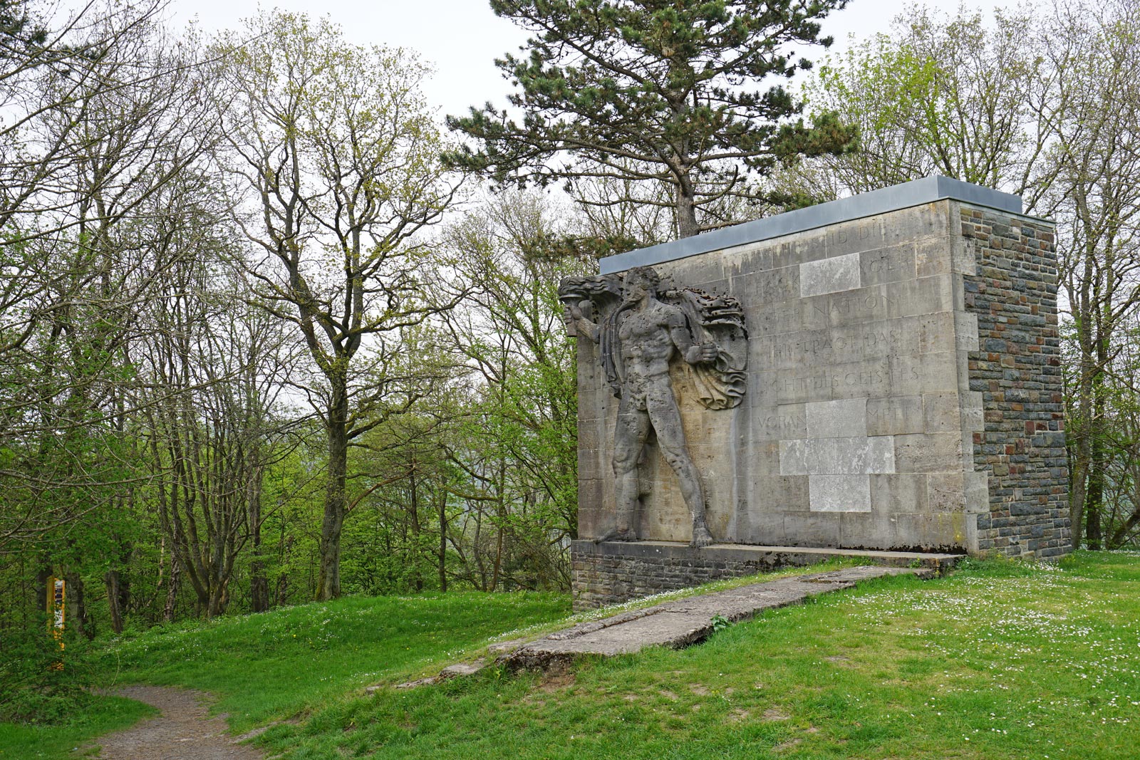 Das „Fackelträger“-Relief zeigt überlebensgroß das NS-Ideal des deutschen „Herrenmenschen“.