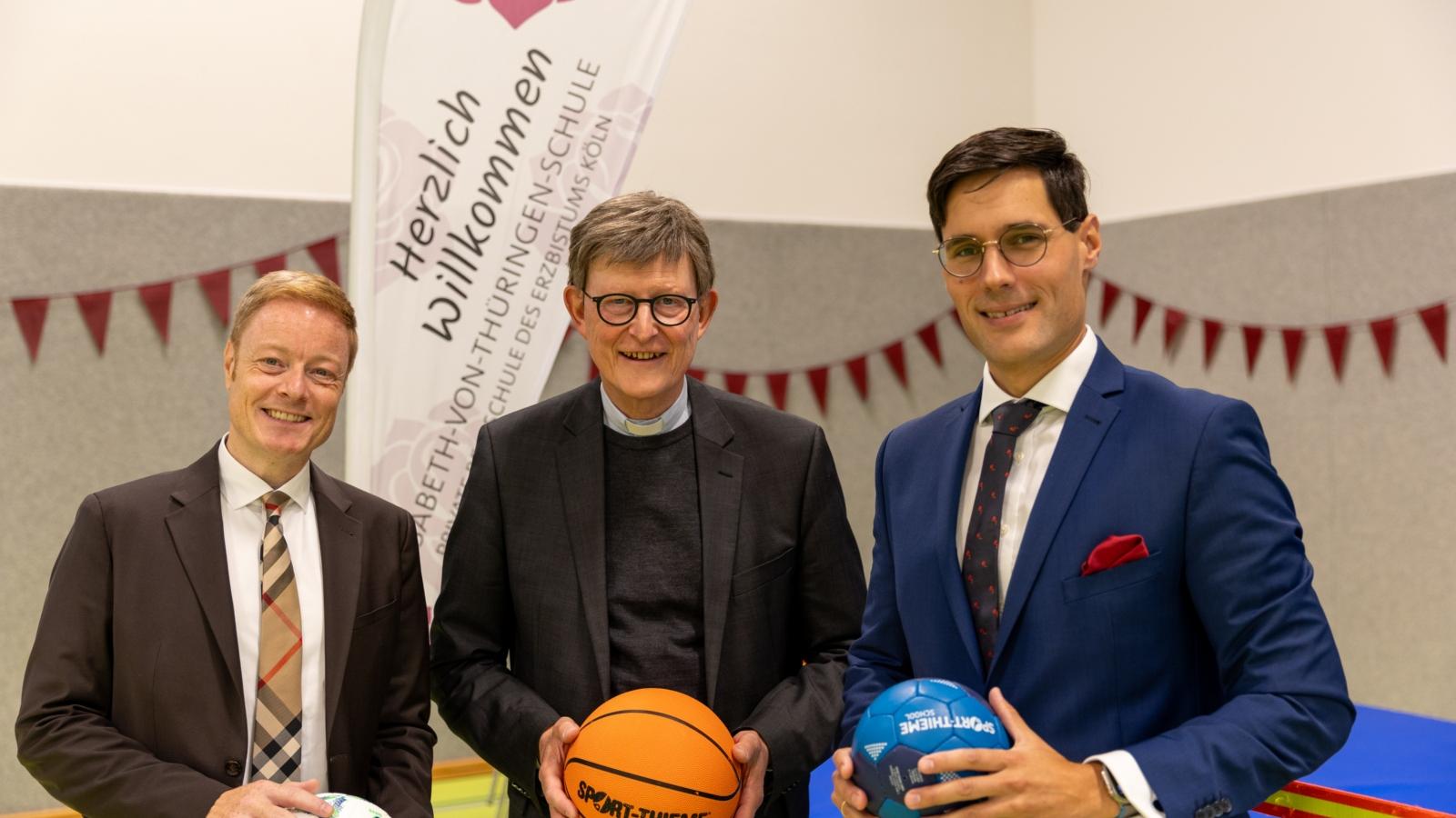 Freuen sich über die neue Sporthalle: (v.l.) Thomas Pitsch (Bereichsleiter Schule & Hochschule), Erzbischof Rainer Maria Kardinal Woelki und Matthias Holzammer (Schulleiter Elisabeth-von-Thüringen-Schule)