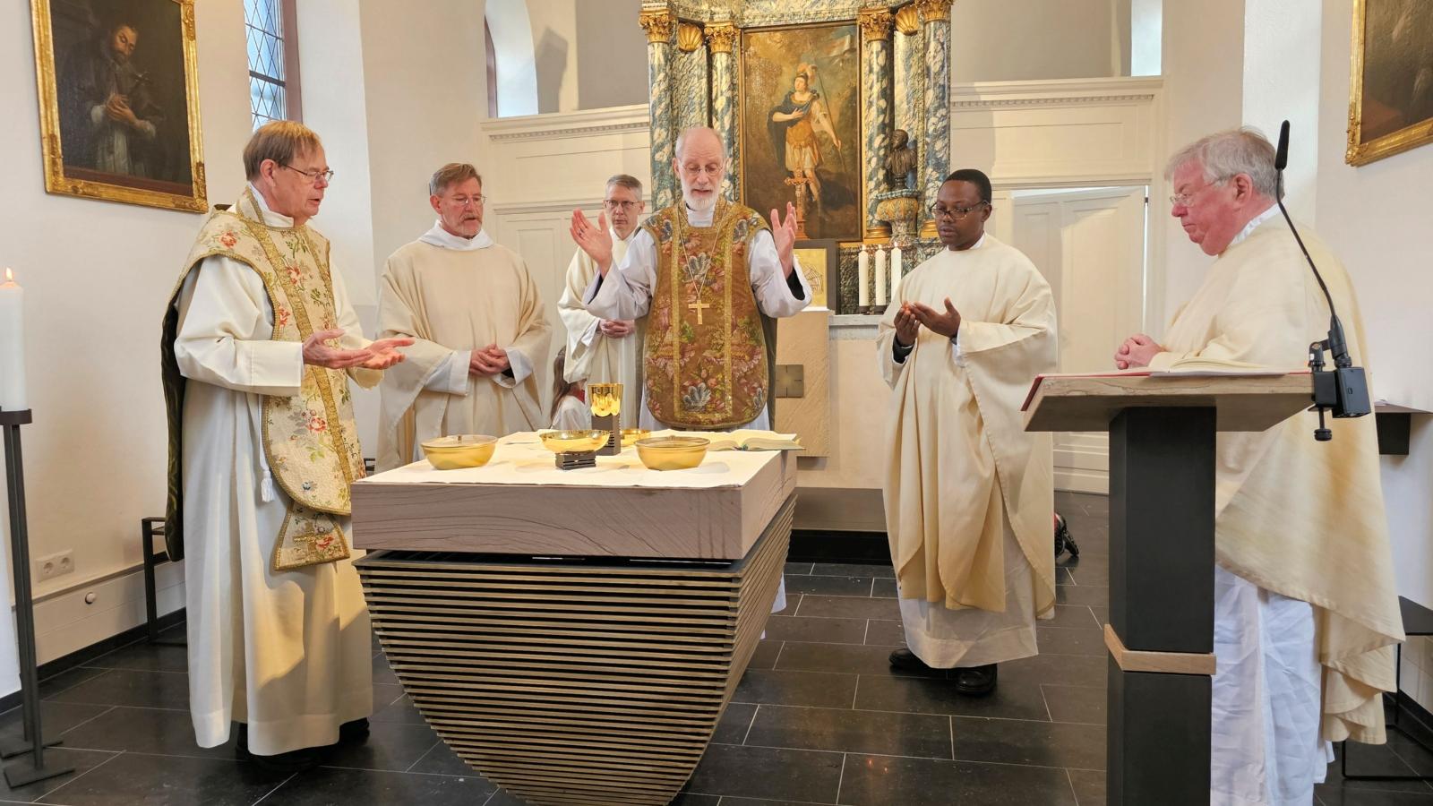 Die erste Eucharistiefeier am neuen Zelebrationsaltar in St. Venantius, bei der auch der leitende Pfarrer Alfons Adelkamp (rechts) und Subsidiar Pater Dr. Hans Langendörfer (links) mitwirkten.