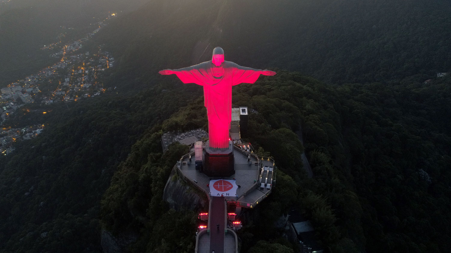 Red Wednesday - Christusstatue Rio de Janeiro