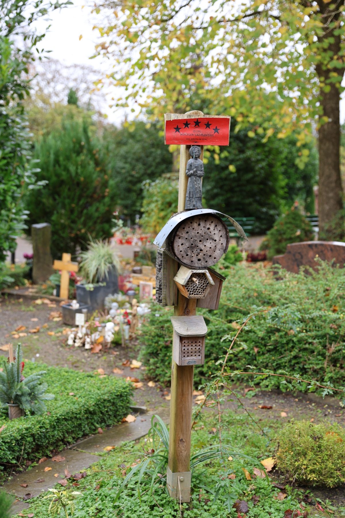 Ein liebevoll gestaltetes Insektenhotel auf dem Friedhof Hochstraße Wuppertal