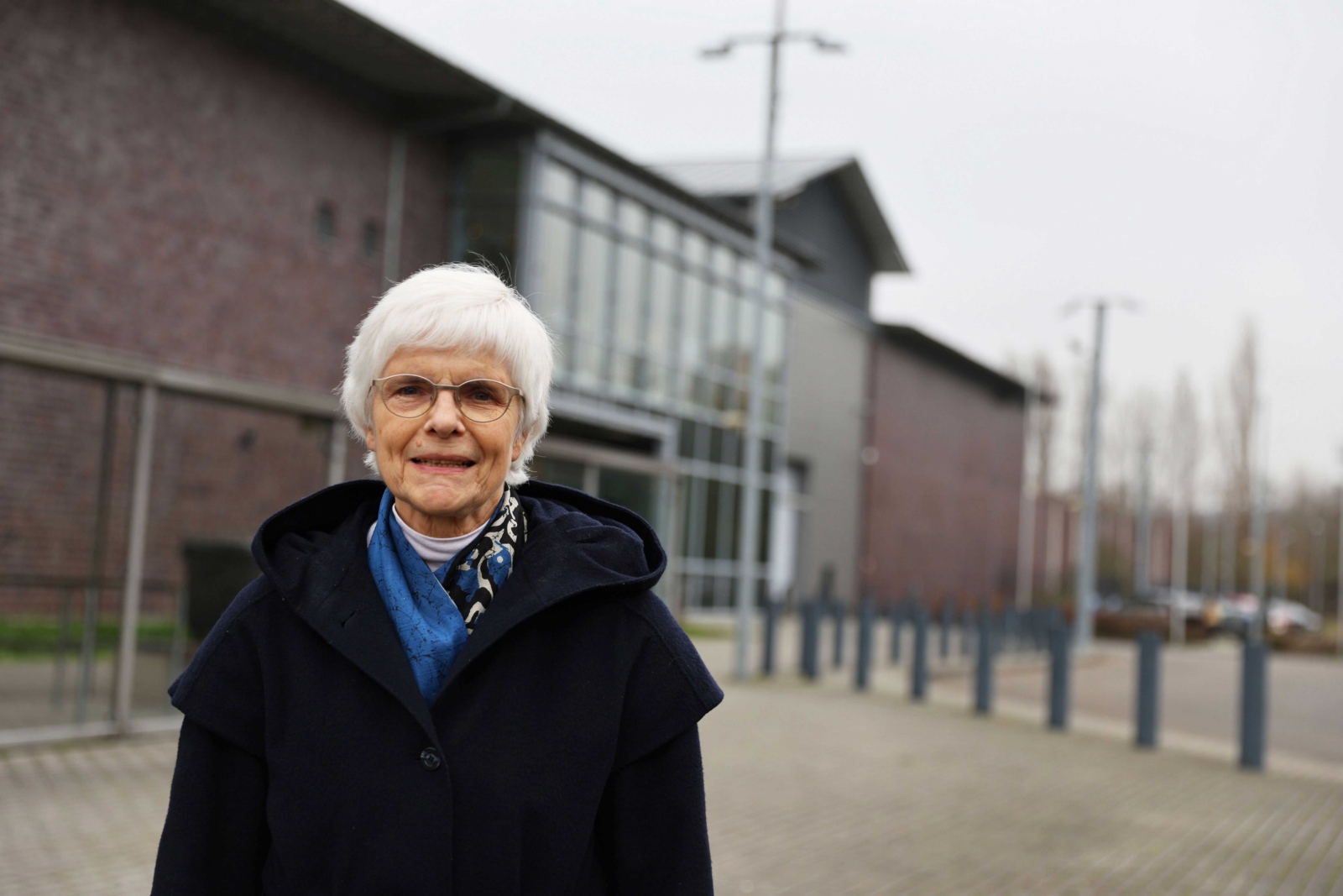 Lioba Lichtschlag vor der JVA Düsseldorf