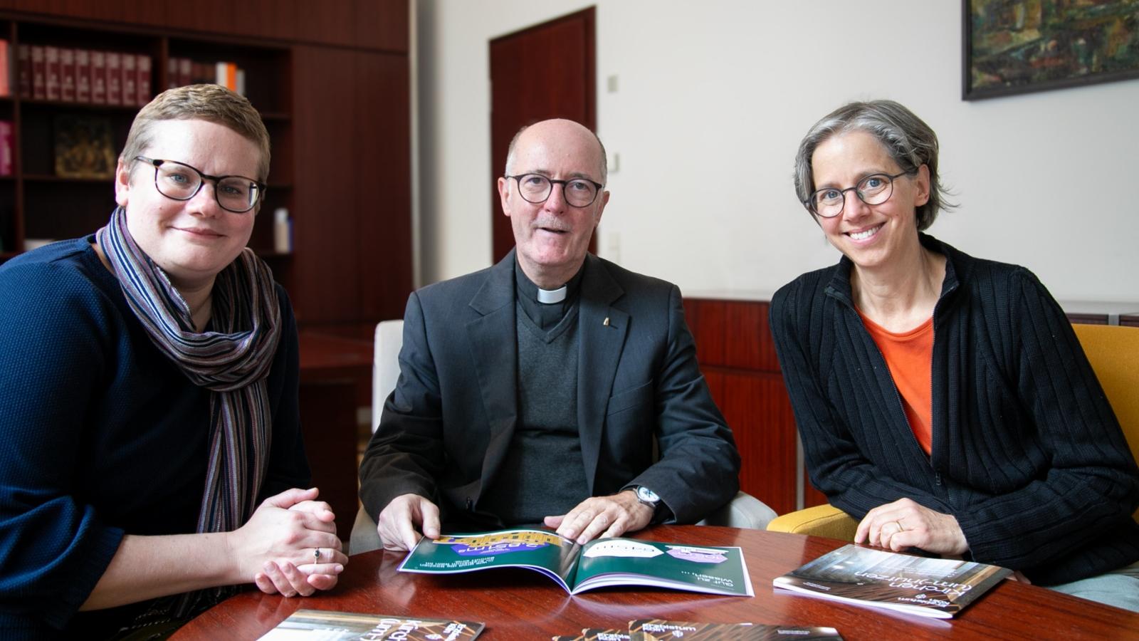 v.l.: Dr. Anna Pawlik (Erzdiözesankonservatorin), Generalvikar  Msgr. Guido Assmann und Katherin Bollenbeck (Bereichsleiterin Bau & Nachhaltigkeit) freuen sich über die neue Arbeitshilfe 'Kirchen (um-)nutzen'