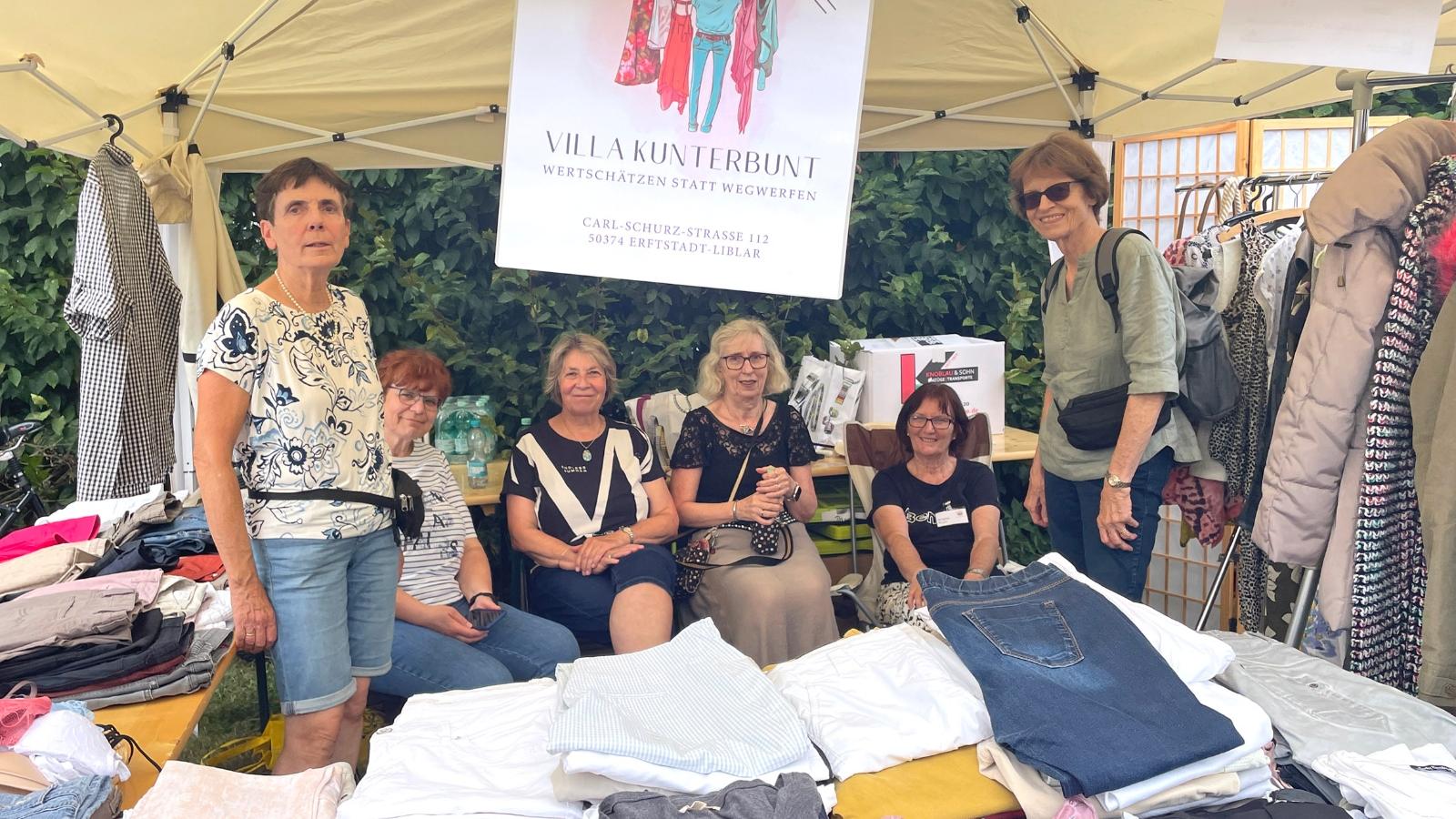 Engagierte aus dem Team der Kleiderkammer Villa Kunterbunt bei der Frauenkleiderbörse in Erftstadt (von links): Mechthild Neuser, Birgit Arenz, Hildegard Krabbe-Hegmann, Petra Guder, Brigitte Roye und Marianne Risthaus.