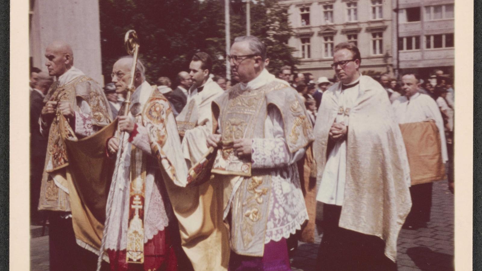 Fronleichnamsprozession in Köln, 1960; Wilhelm Corsten zur Linken von Josef Frings.