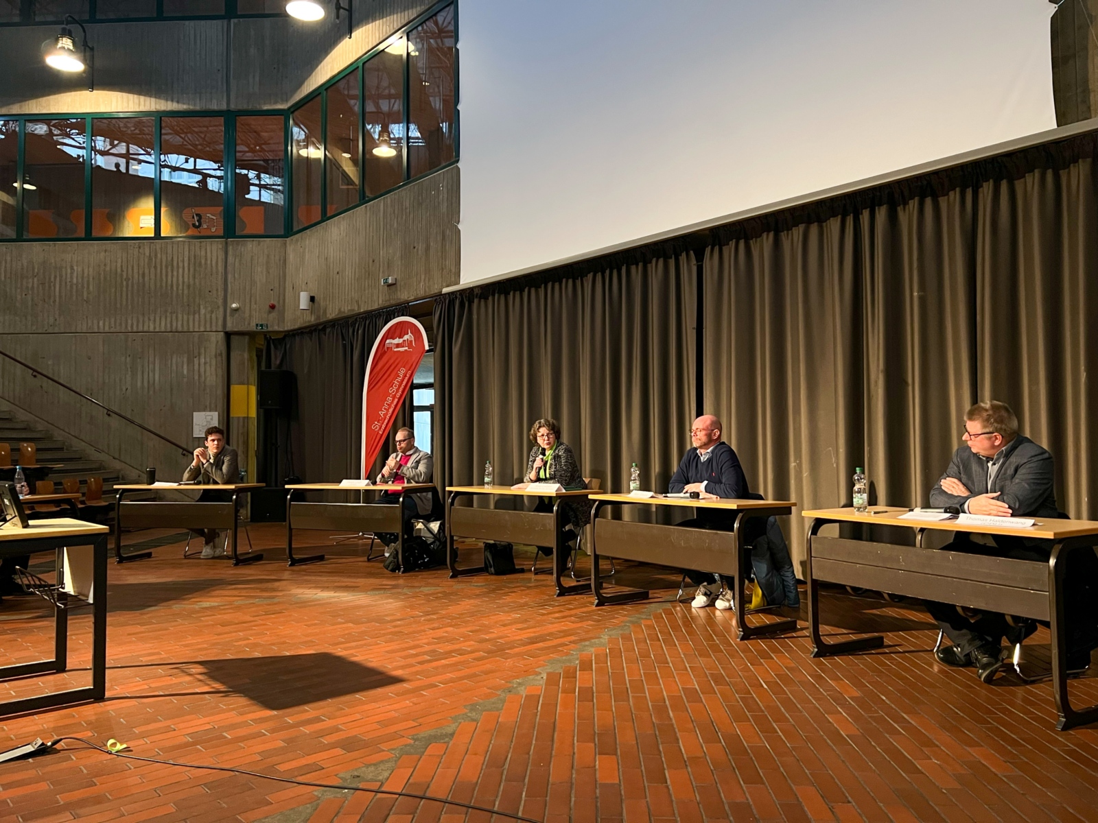 Die Teilnehmenden der Podiumsdiskussion