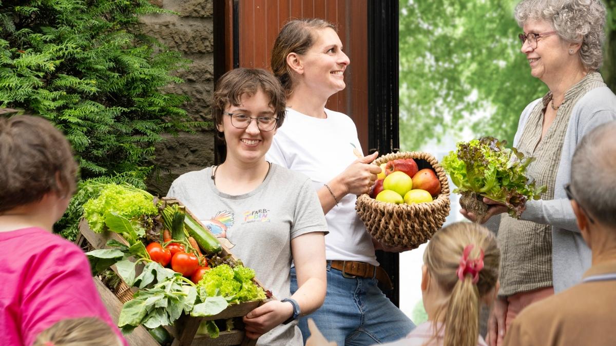 Vor dem Gottesdienst können die Gemeindemitglieder frisches Obst und Gemüse holen.