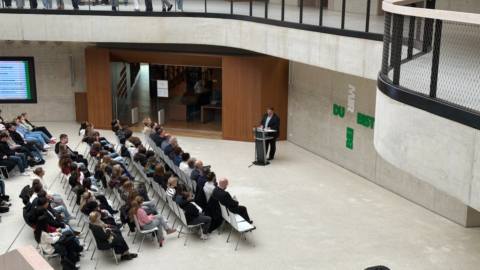 Foto der Segnung des neuen Schulkreuzes