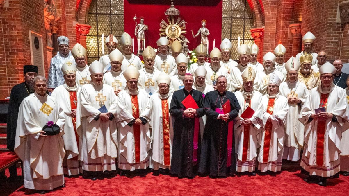 Gruppenfoto aller anwesenden Bischöfe