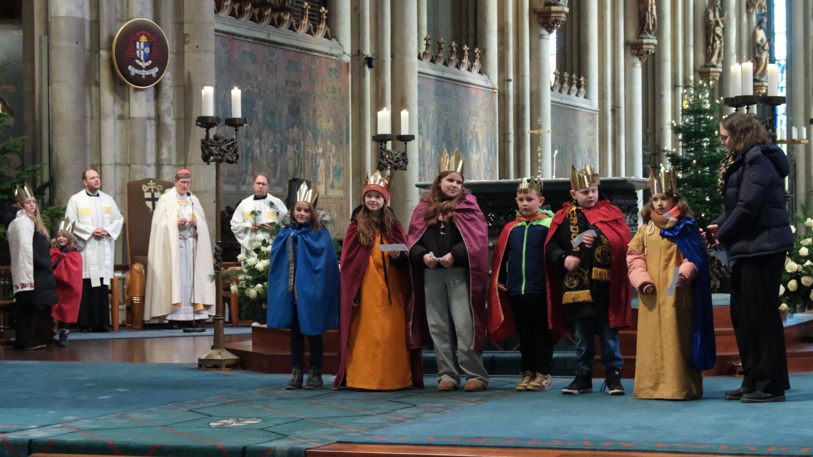Die Sternsinger vor dem Altar