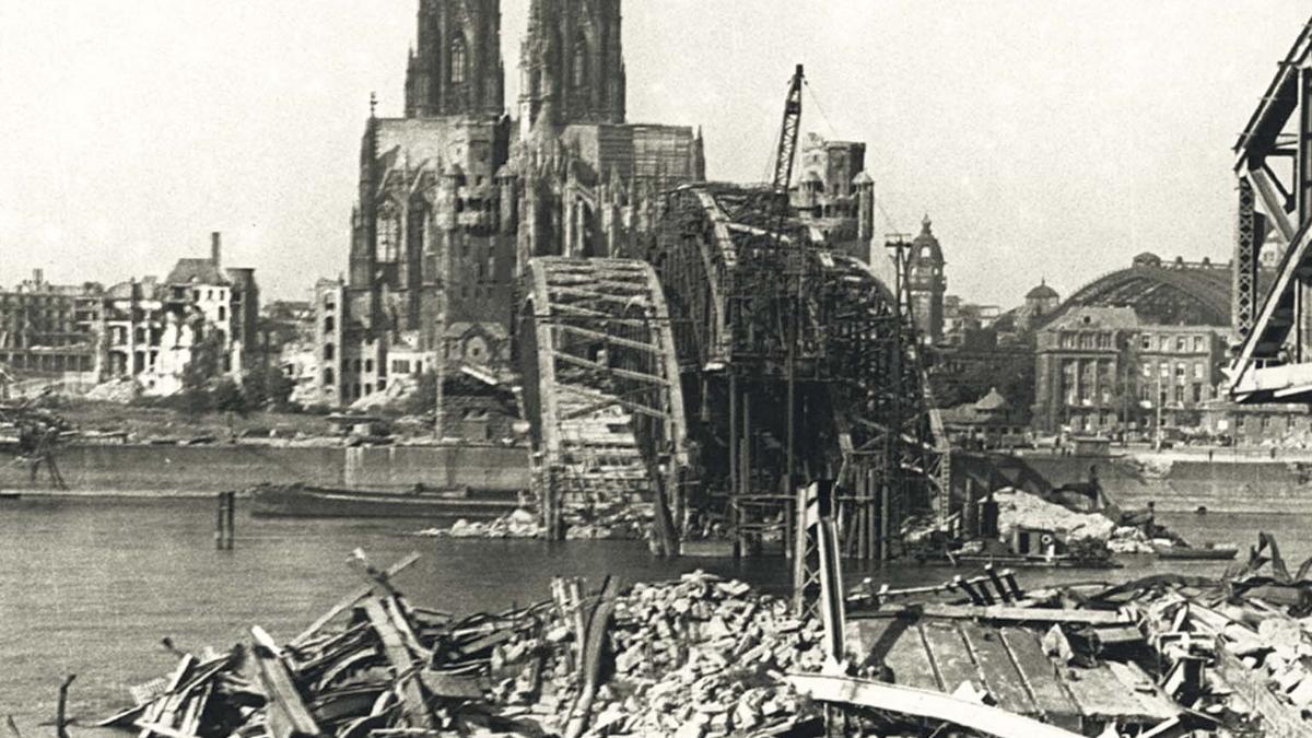 Fozo: 8.5.2015
Köln mit Rhein und zerstörter Rheinbrücke 
Hohenzollernbrücke
Kölner Dom
Kriegsschäden