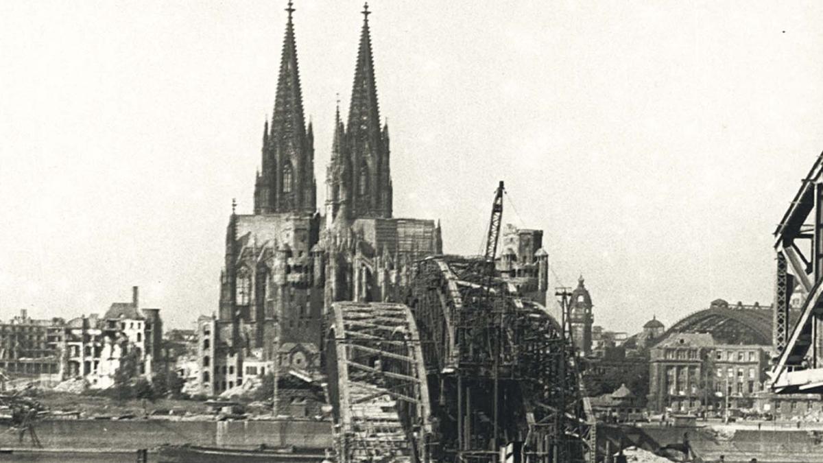 Fozo: 8.5.2015
Köln mit Rhein und zerstörter Rheinbrücke 
Hohenzollernbrücke
Kölner Dom
Kriegsschäden