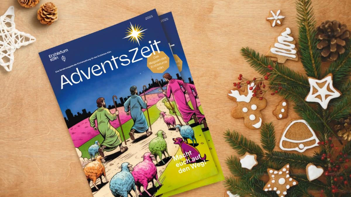 Das Magazin AdventsZeit des Erzbistums Köln vor weihnachtlichem Hintergrund.
