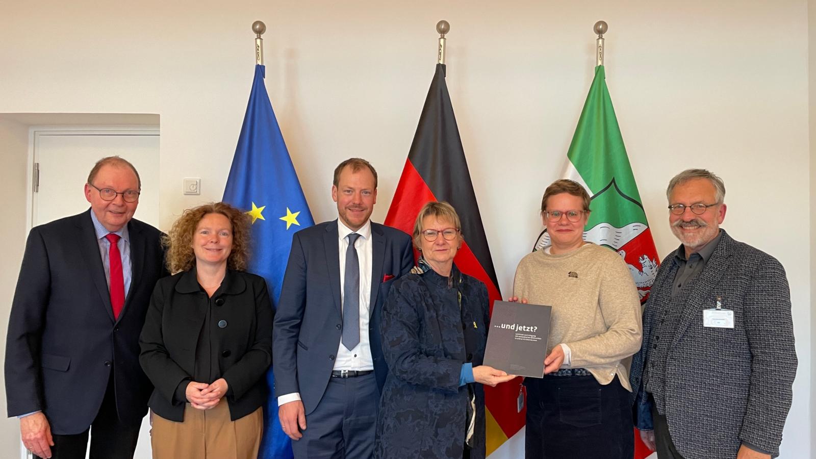 Gruppenfoto mit Beteiligten der Übergabe der Leitlinien zum Umgang mit antijüdischen Darstellungen