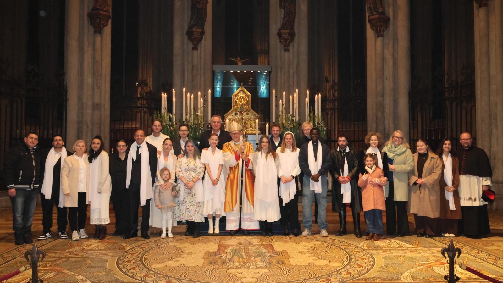 In der Osternacht 2026 wurden 12 Erwachsene im Kölner Dom getauft.