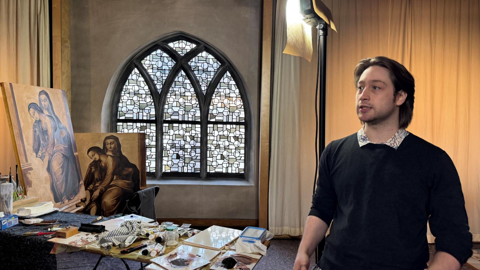 Der Künstler Christian Behre im Atelier