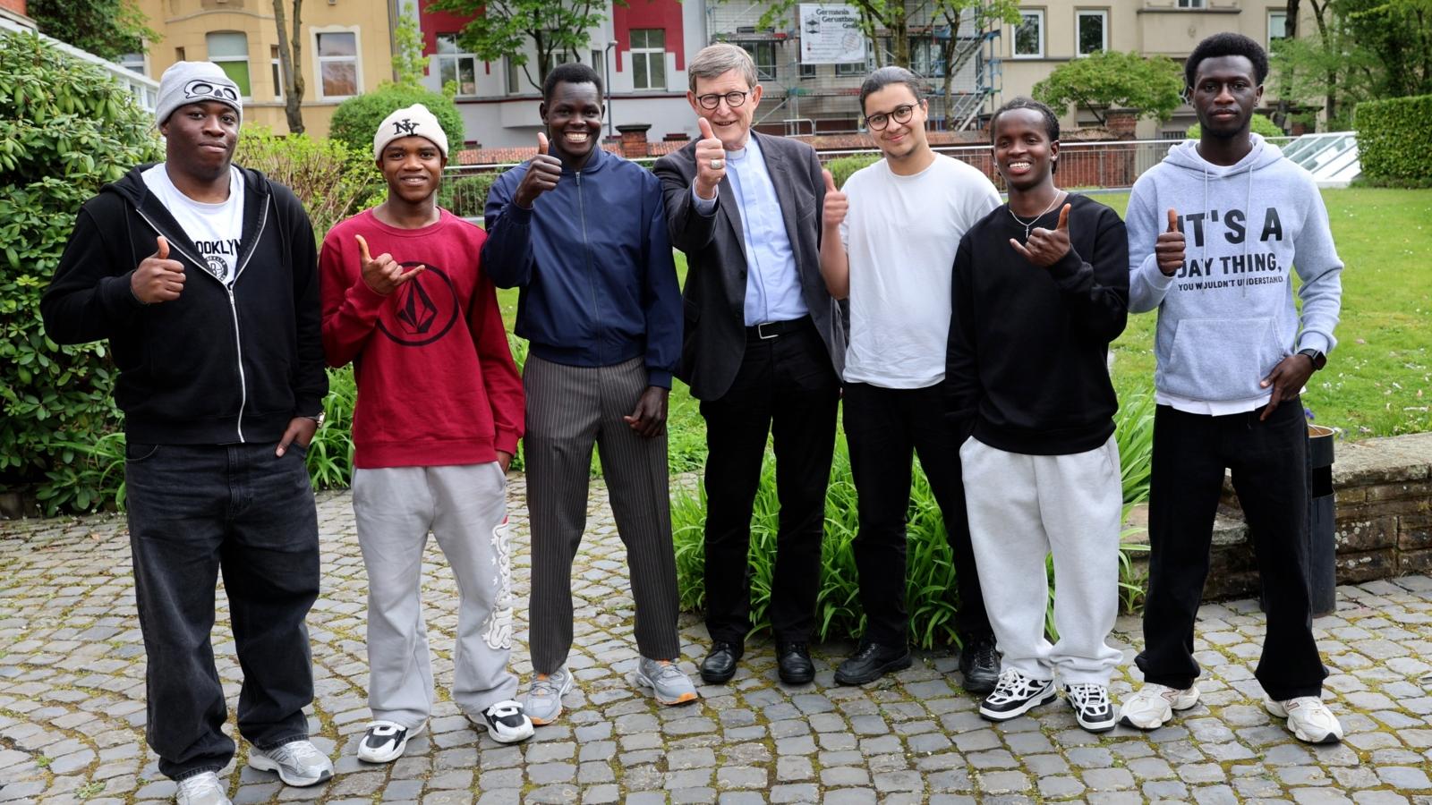 Gruppenbild vom Besuch von Kardinal Woelki beim Besuch des Nikolaus-Groß-Hauses in Köln-Kalk