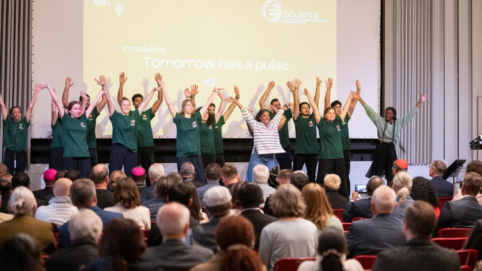 Die 18 jungen Menschen von 'Tomorrow has a pulse' bringen Teile ihrer Performance auch beim Festakt im Maternushaus auf die Bühne