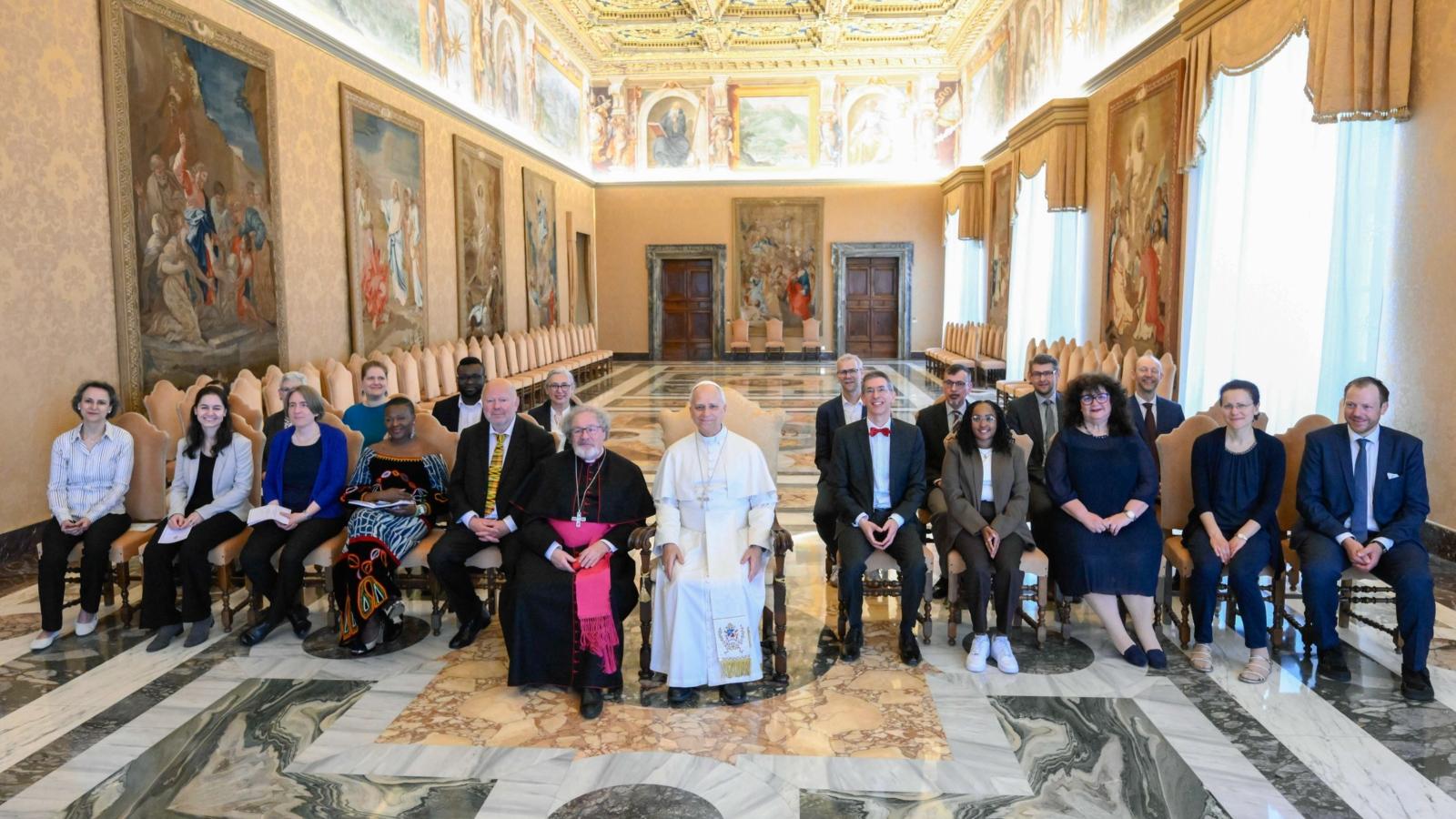 Papst Leo XIV. empfängt eine Delegation der Diözesanstelle 'Weltkirche & Dialog' des Erzbistums Köln mit Rolf Steinhäuser (m.l.), Weihbischof in Köln, am 30. April 2026 im Vatikan. |
Nutzungsbedingungen: Nutzung durch Erzbistum Köln nur für Internet, Social Media, Nicht Print