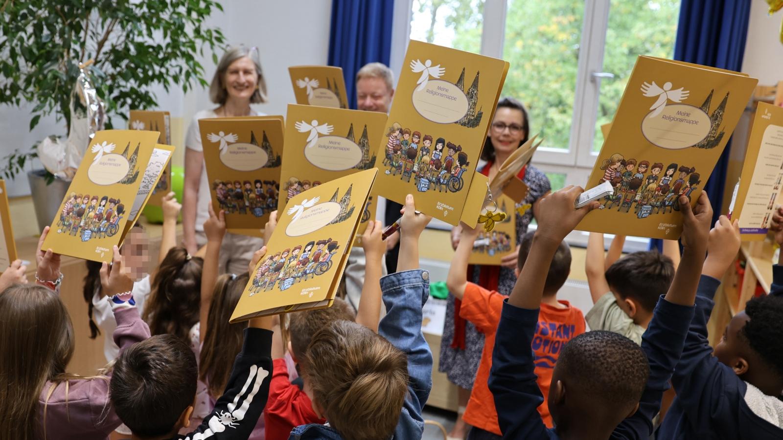Das Schulanfängerpaket wurde an viele Erstklässler im Erzbistum Köln verteilt.
