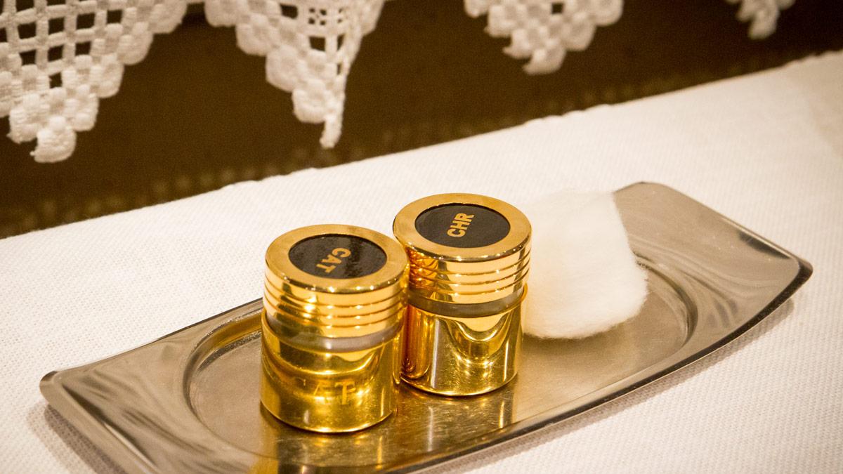 Die heiligen Öle werden in der Chrisammesse im Kölner Dom geweiht.